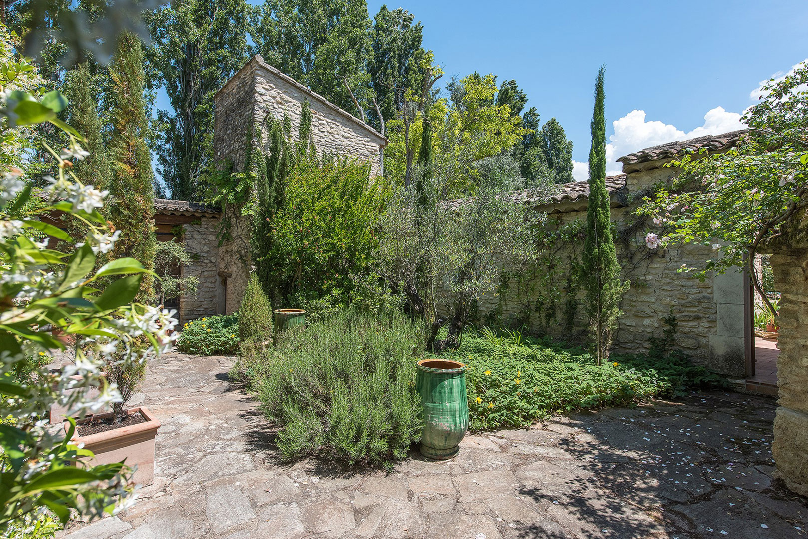Belle maison de charme avec annexes à vendre à Gordes    