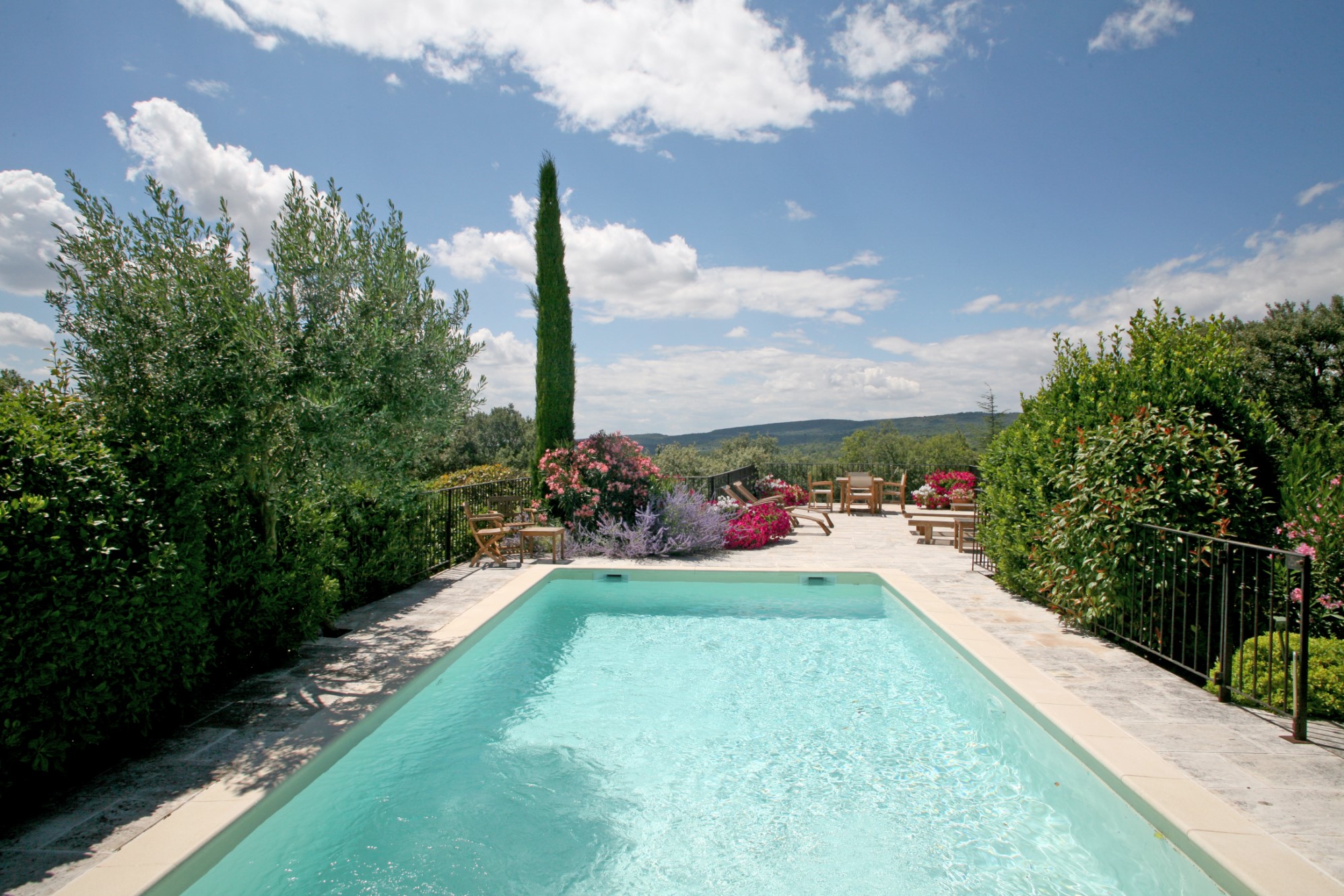 En Luberon, à vendre, maison aux beaux volumes, avec grand jardin, vues et piscine  