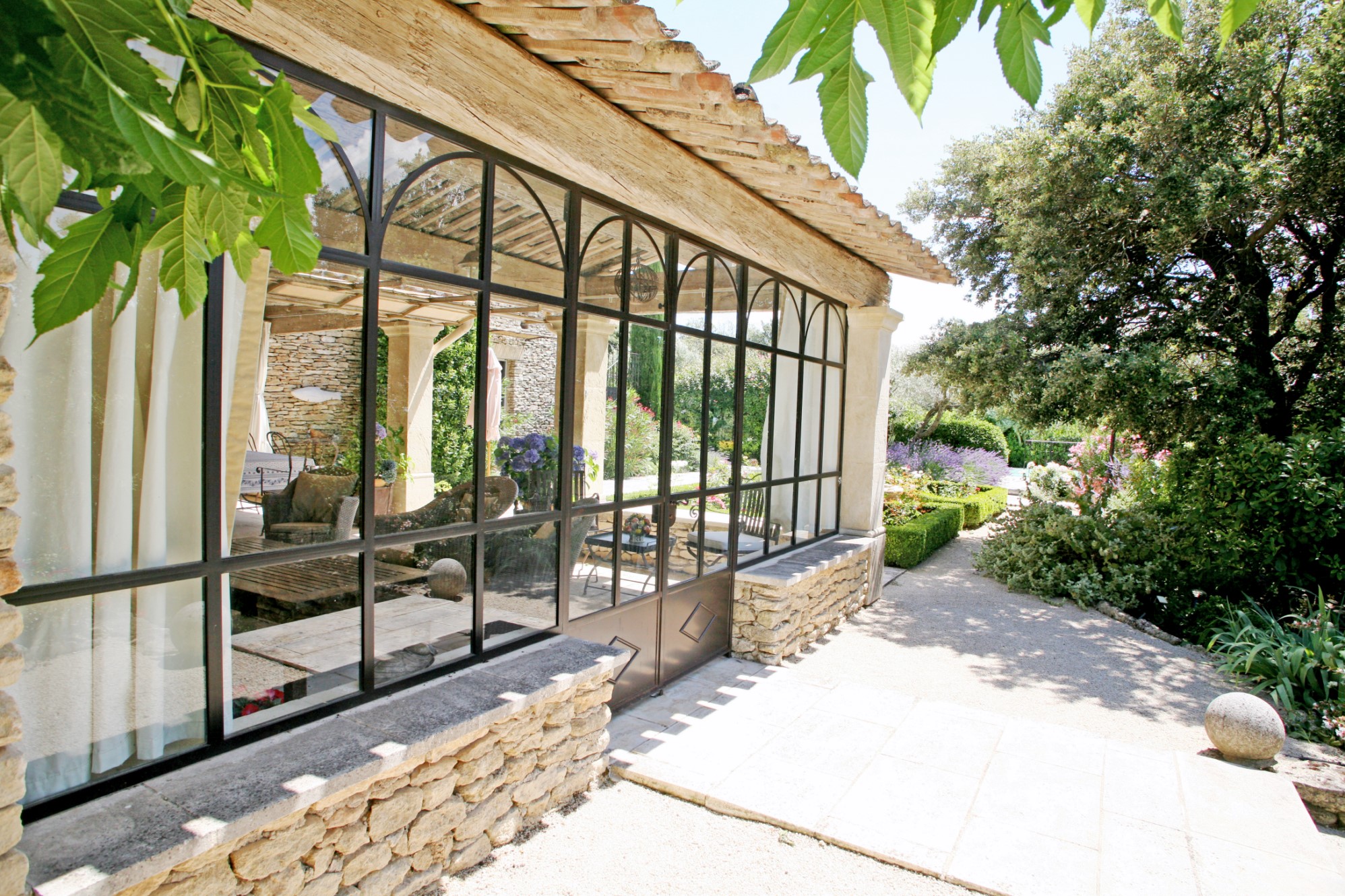 En Luberon, à vendre, maison aux beaux volumes, avec grand jardin, vues et piscine  