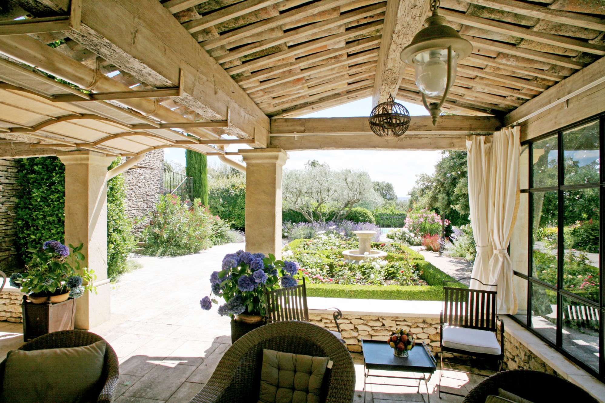 En Luberon, à vendre, maison aux beaux volumes, avec grand jardin, vues et piscine  