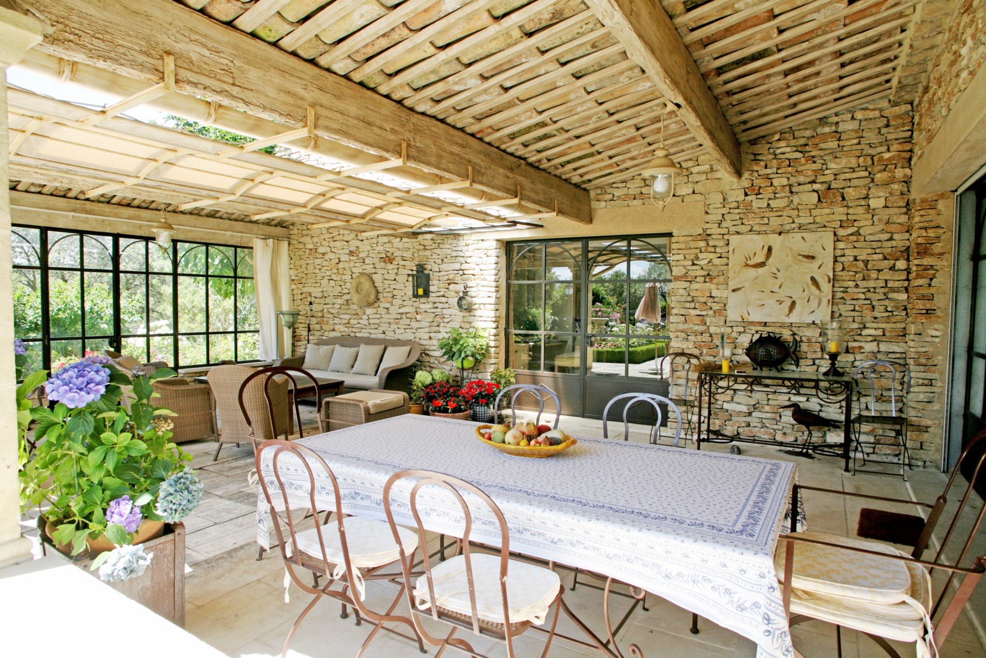 En Luberon, à vendre, maison aux beaux volumes, avec grand jardin, vues et piscine  
