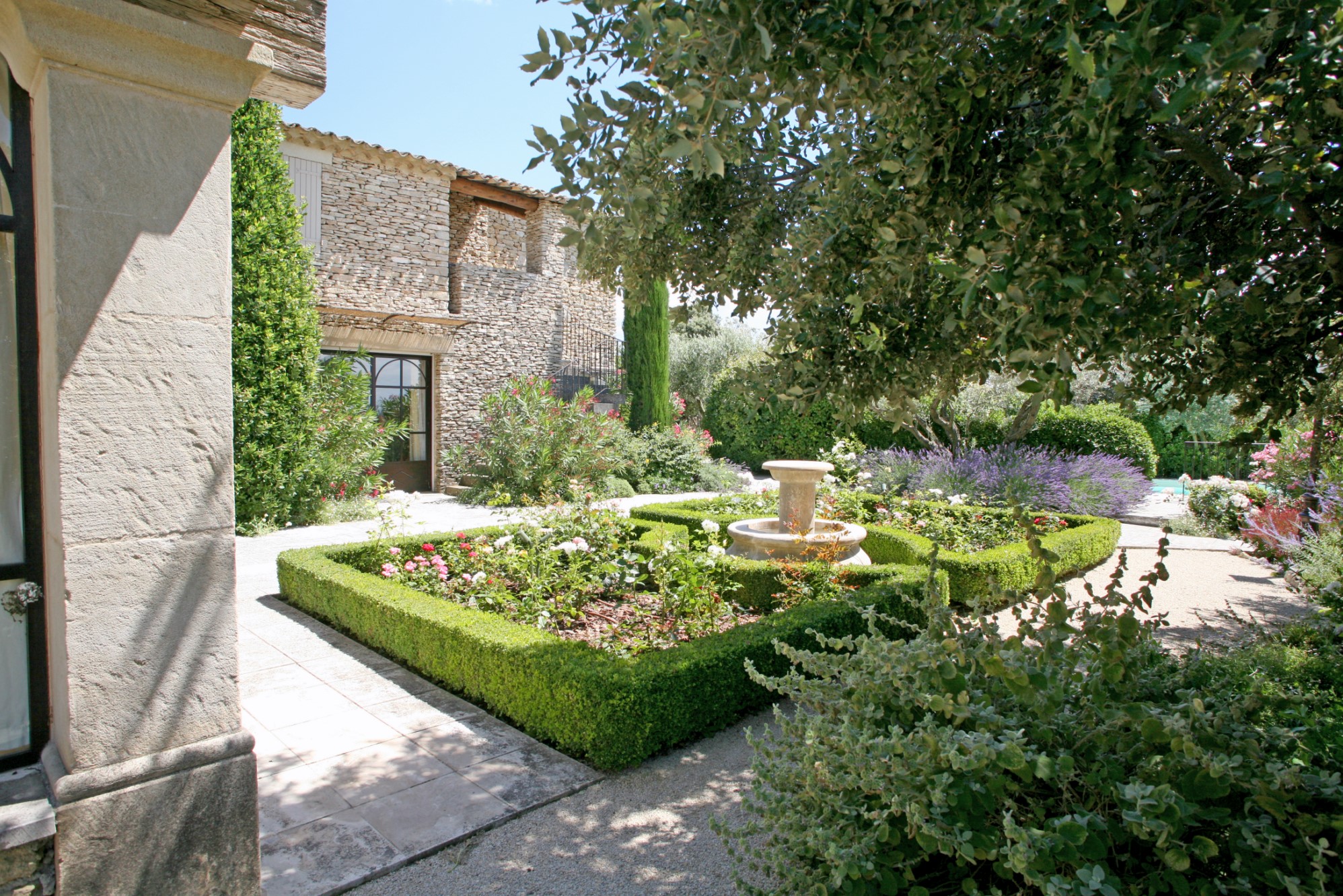 En Luberon, à vendre, maison aux beaux volumes, avec grand jardin, vues et piscine  