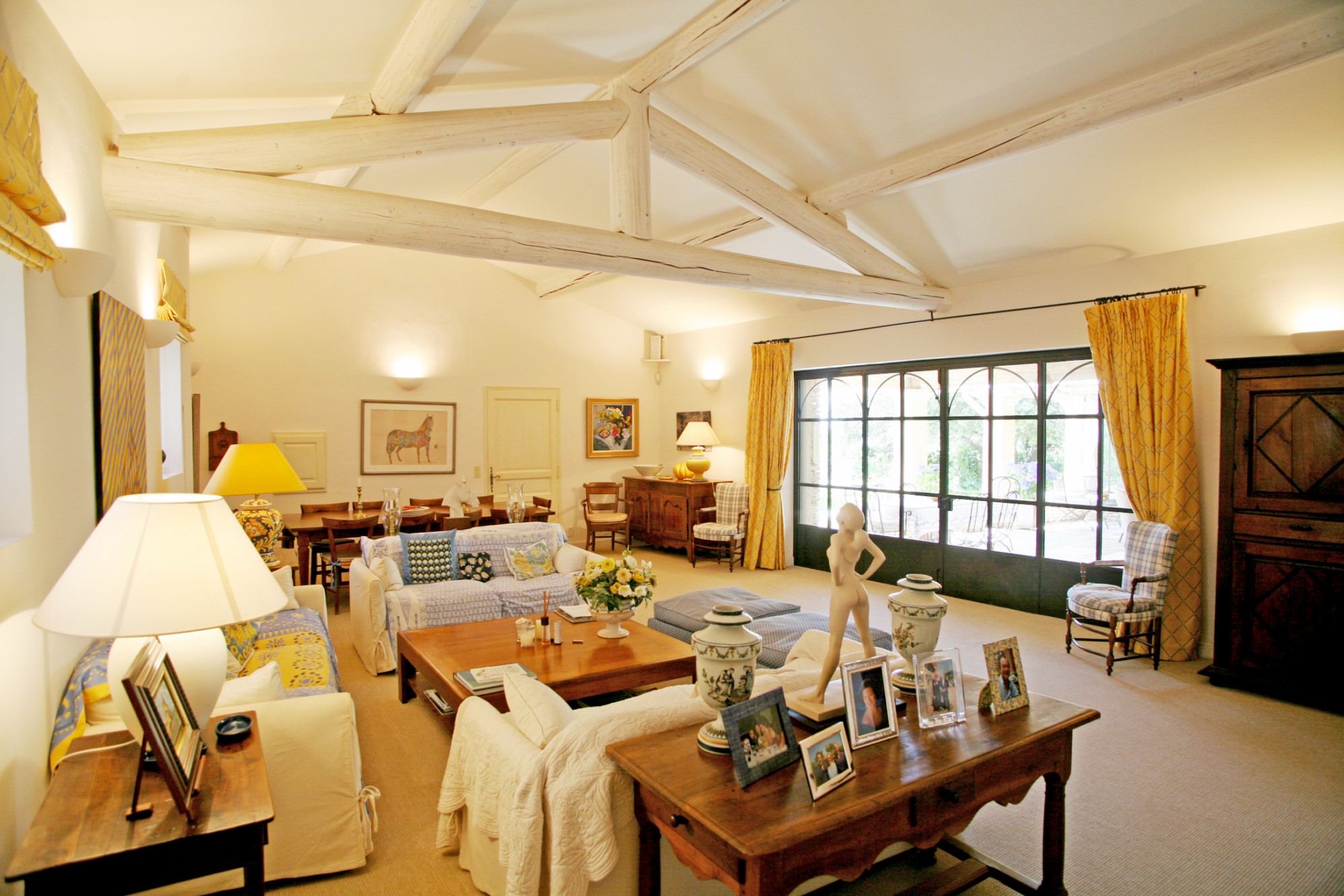 En Luberon, à vendre, maison aux beaux volumes, avec grand jardin, vues et piscine  