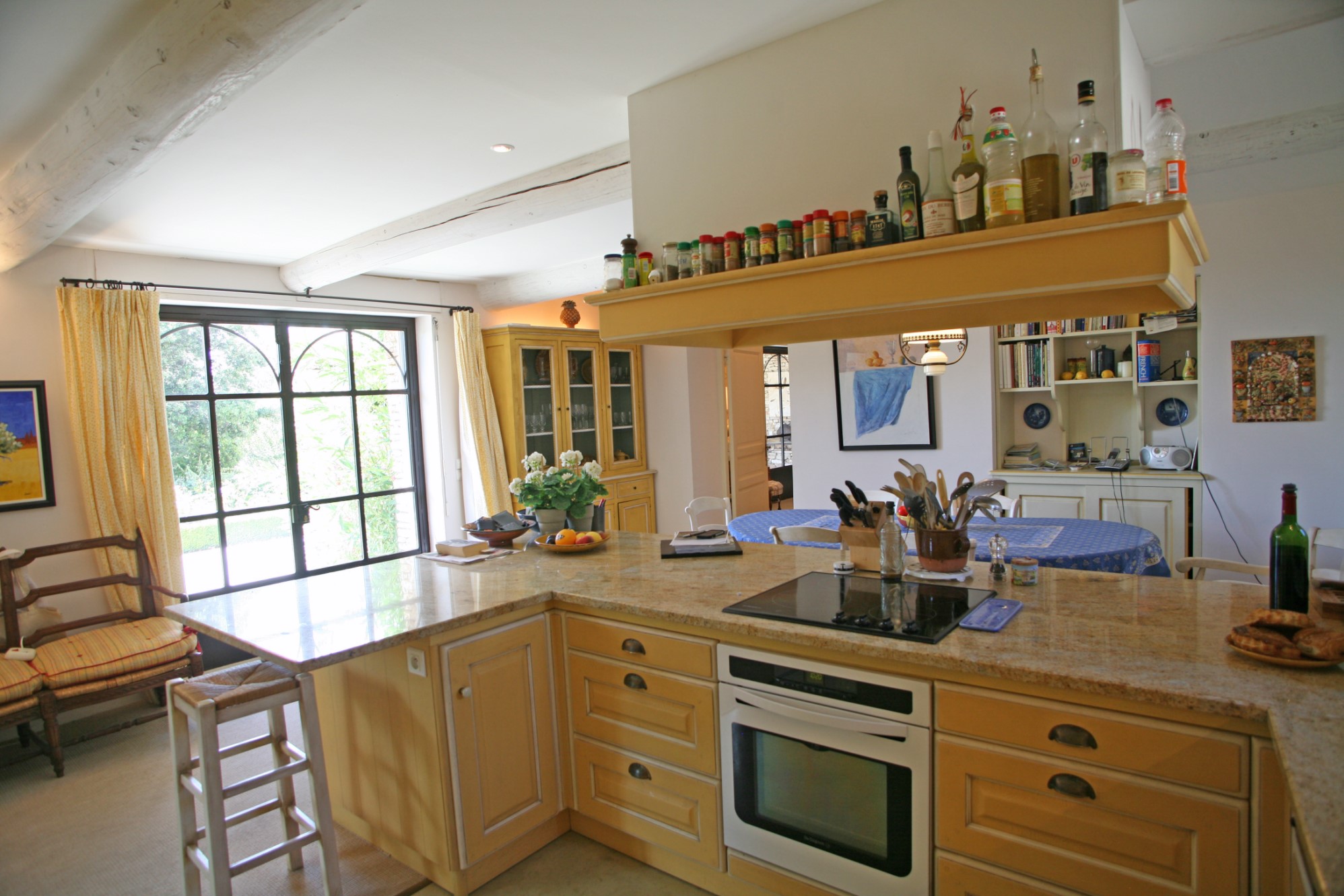 En Luberon, à vendre, maison aux beaux volumes, avec grand jardin, vues et piscine  