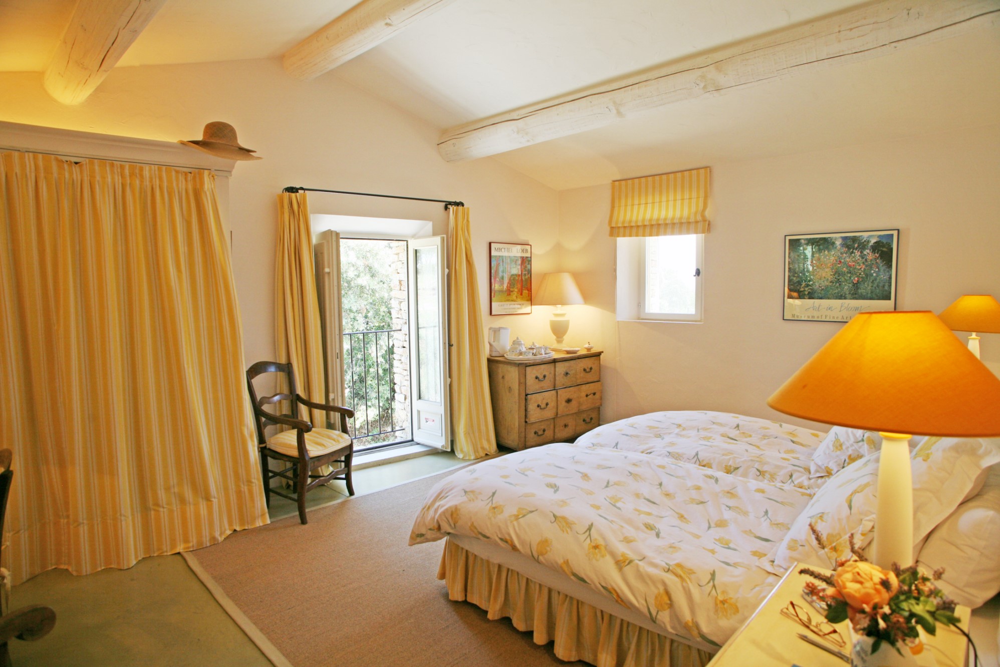 En Luberon, à vendre, maison aux beaux volumes, avec grand jardin, vues et piscine  