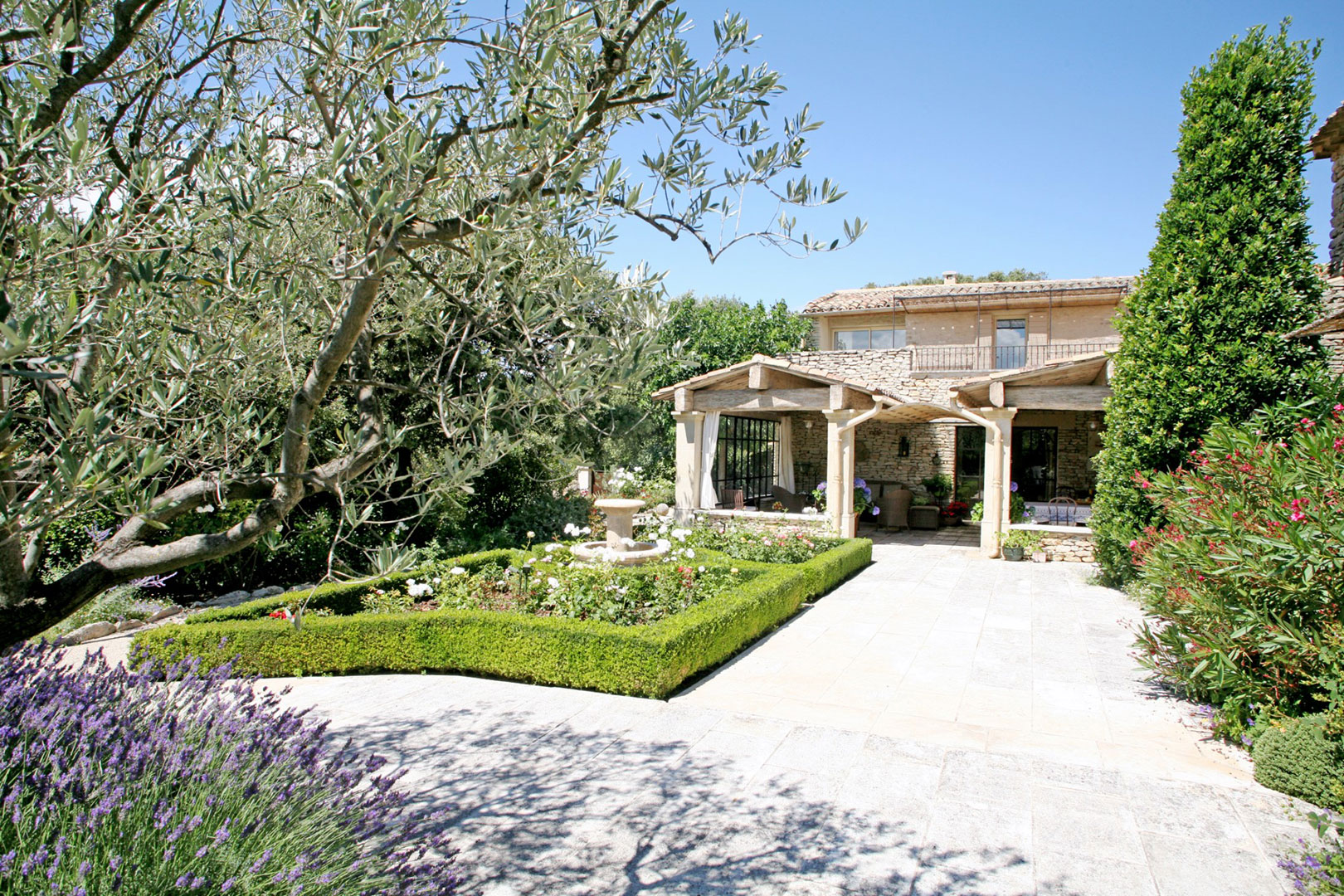 En Luberon, à vendre, maison aux beaux volumes, avec grand jardin, vues et piscine  