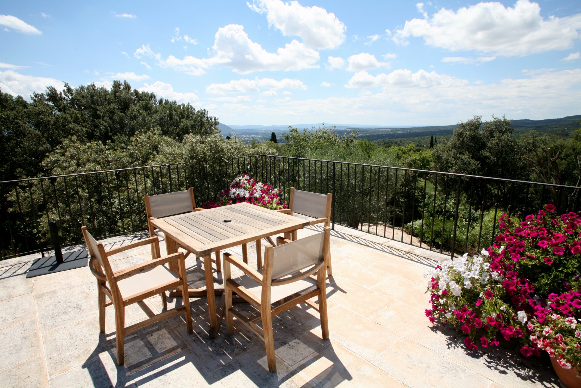 En Luberon, à vendre, maison aux beaux volumes, avec grand jardin, vues et piscine  