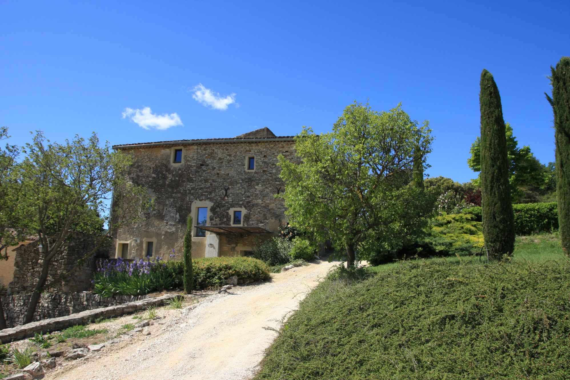 Hameau privé restauré et plein de charme à vendre dans le Luberon