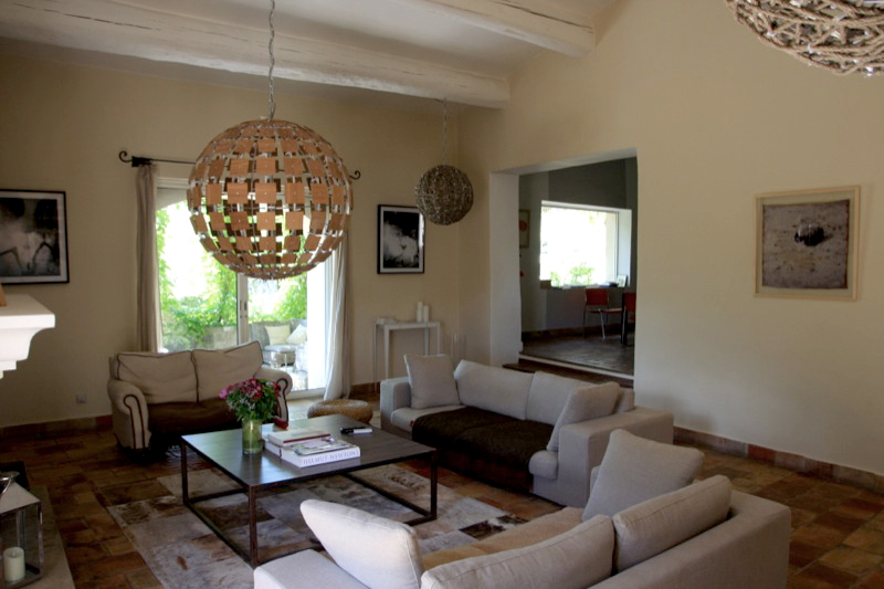 BIEN VENDU Rare hameau privé restauré avec 5 maisons et annexes à vendre au coeur du  Luberon.