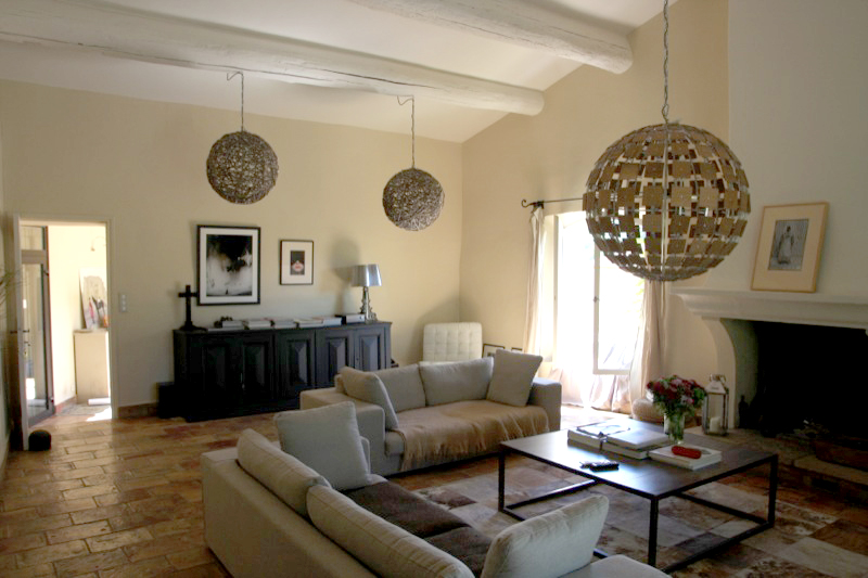 BIEN VENDU Rare hameau privé restauré avec 5 maisons et annexes à vendre au coeur du  Luberon.