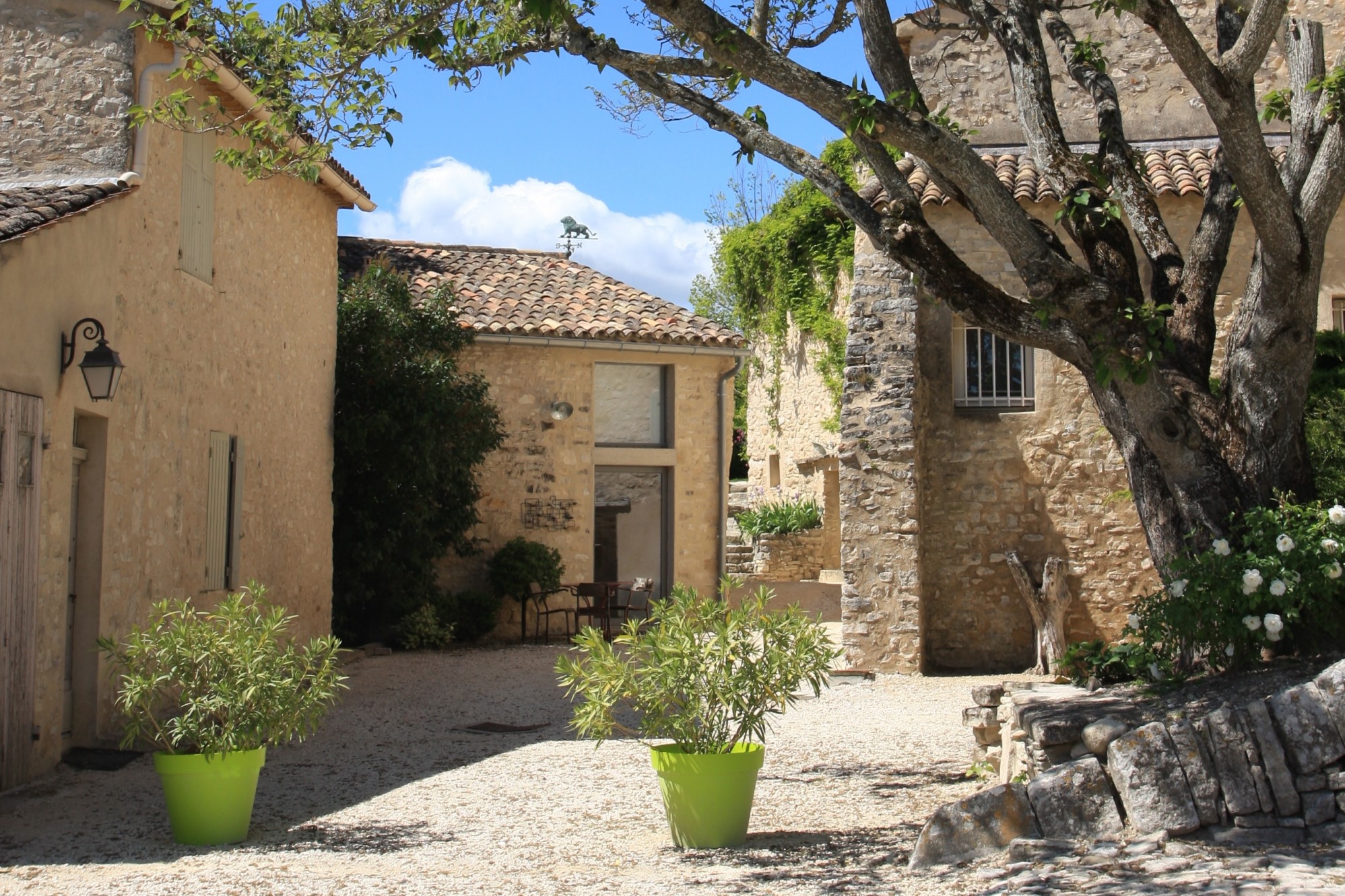 Hameau privé restauré et plein de charme à vendre dans le Luberon