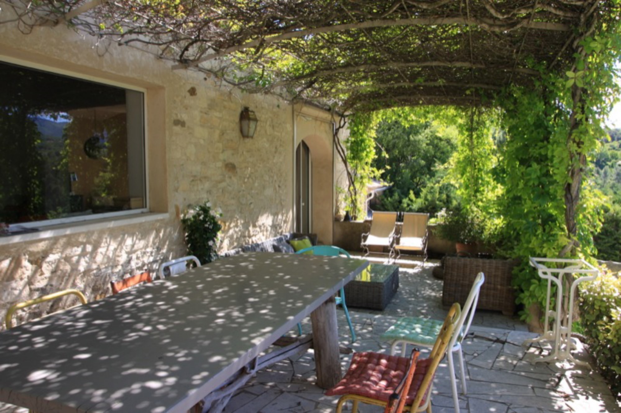BIEN VENDU Rare hameau privé restauré avec 5 maisons et annexes à vendre au coeur du  Luberon.