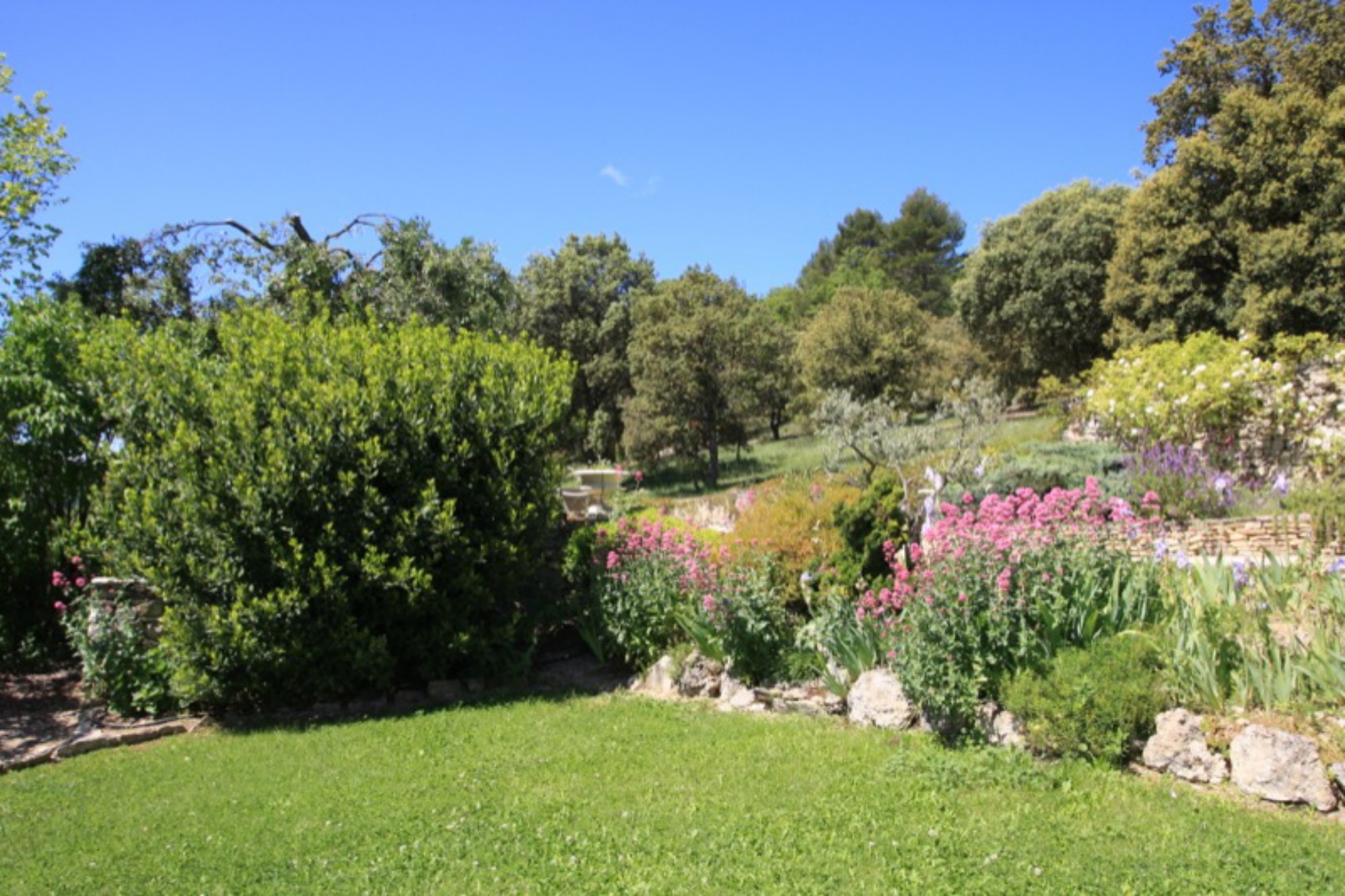 BIEN VENDU Rare hameau privé restauré avec 5 maisons et annexes à vendre au coeur du  Luberon.