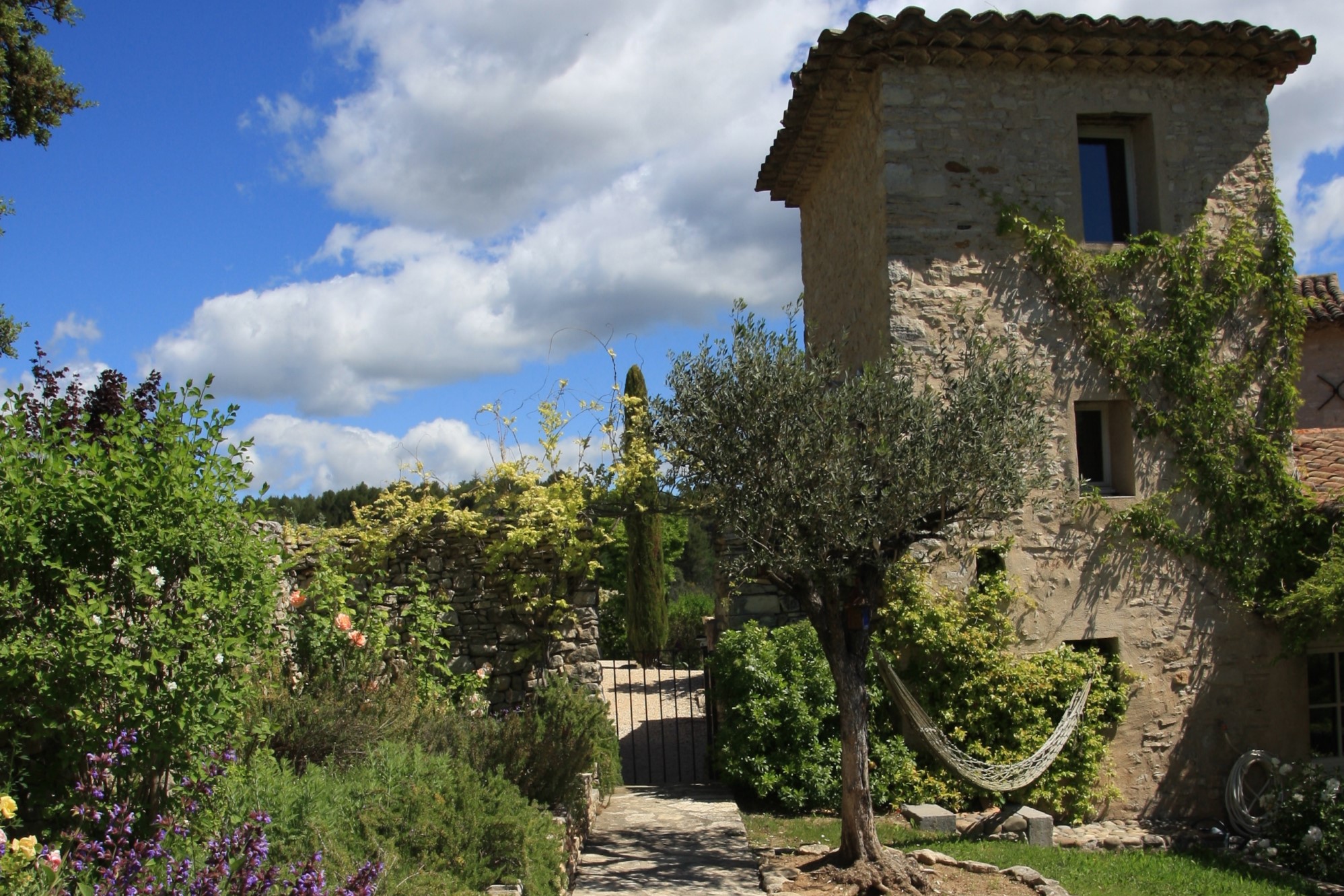 Hameau privé restauré et plein de charme à vendre dans le Luberon