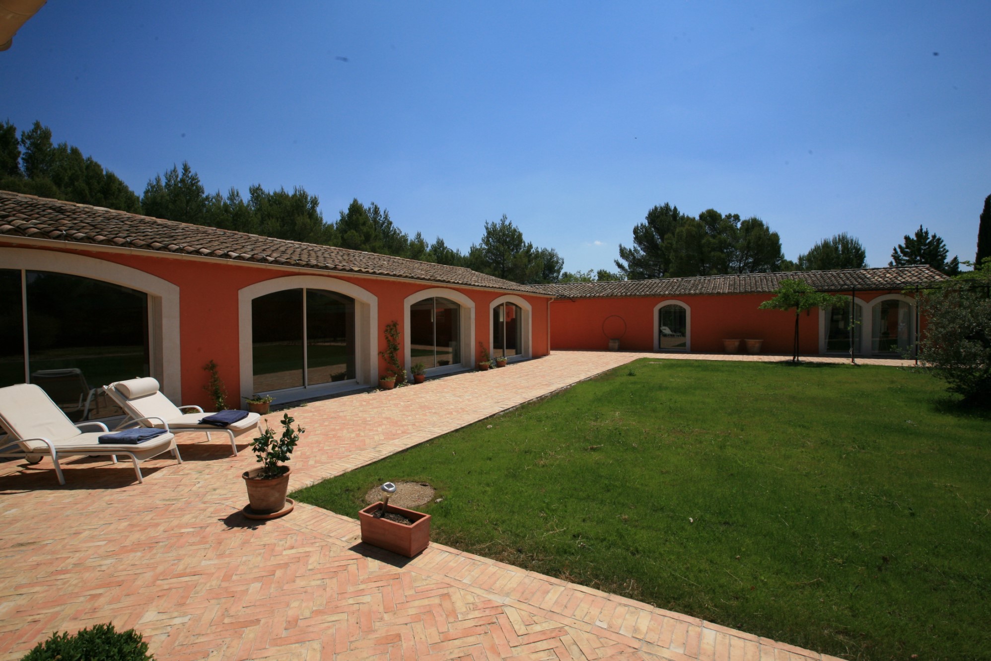 Maison contemporaine avec grande piscine et vue à vendre au coeur du Luberon   