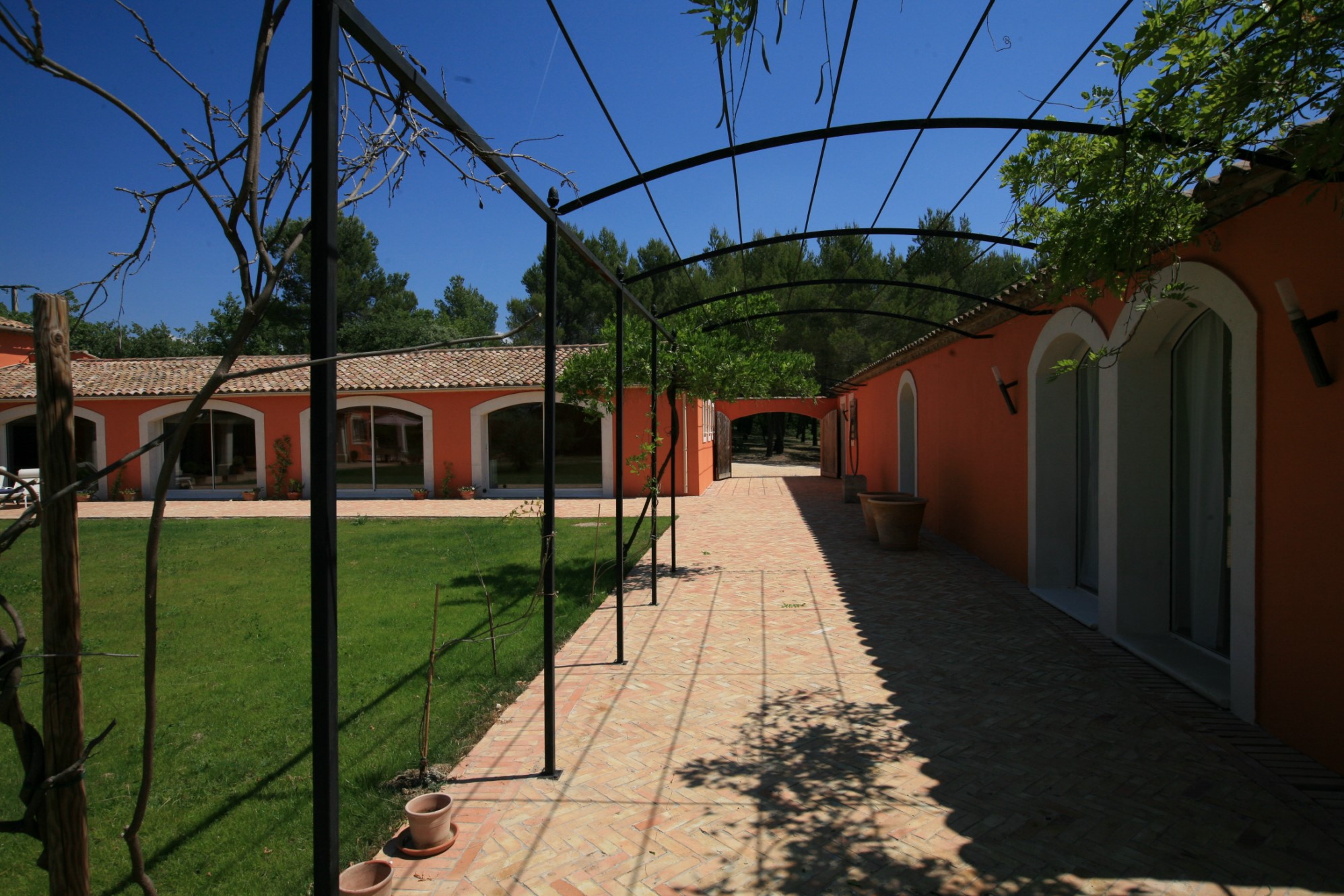Maison contemporaine avec grande piscine et vue à vendre au coeur du Luberon   