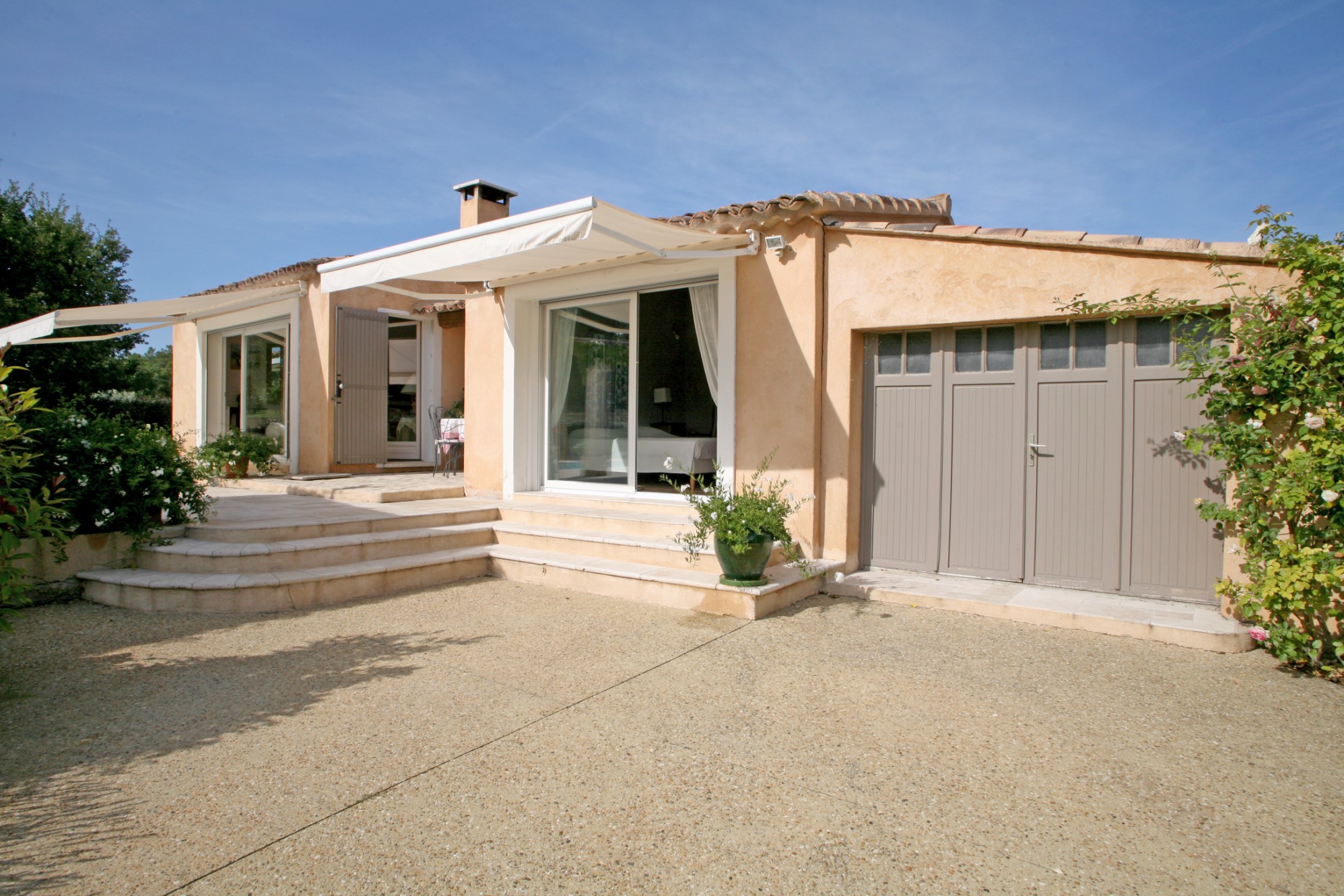 A vendre, en Luberon,  lumineuse maison de plain pied avec piscine et jardin 