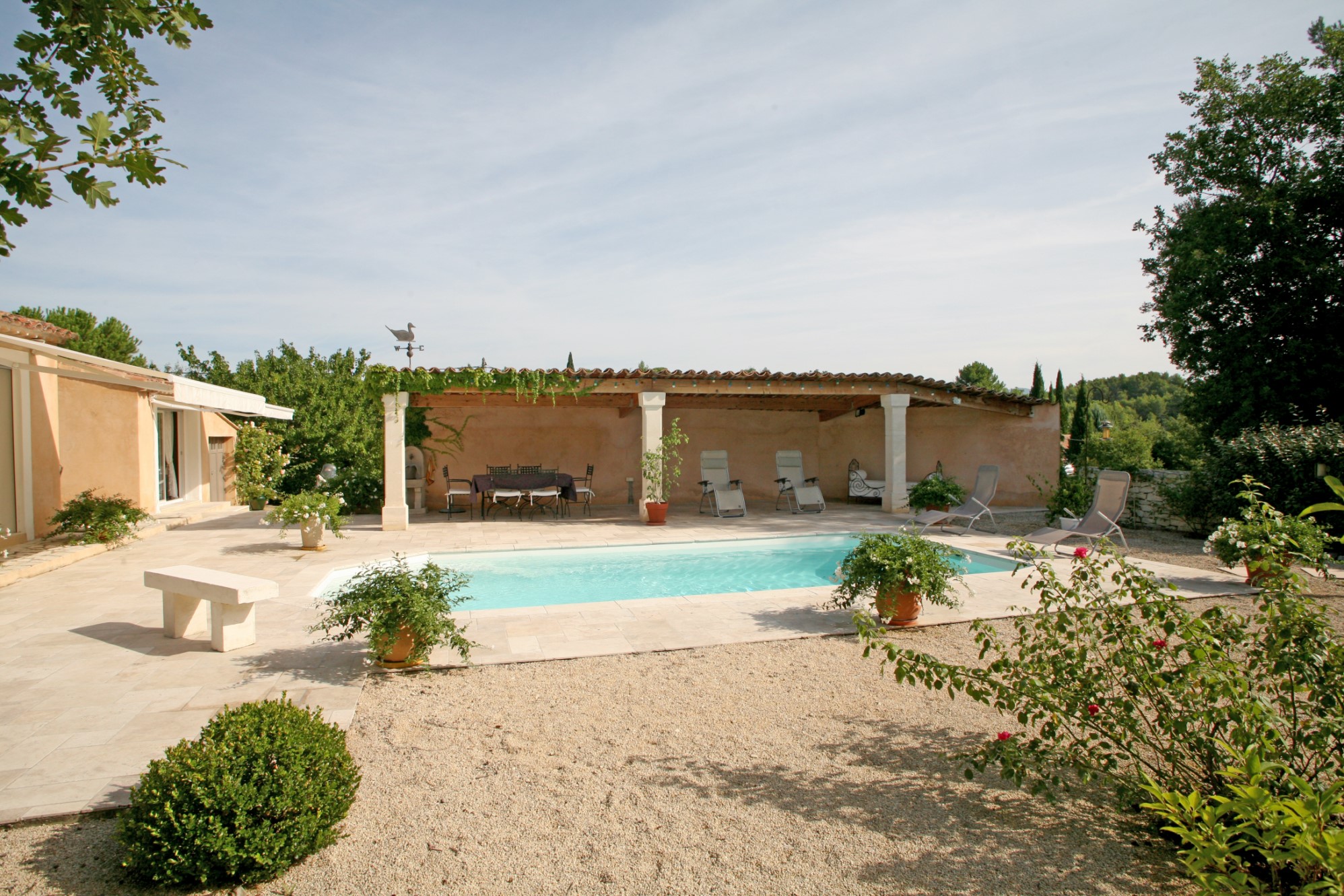 A vendre, en Luberon,  lumineuse maison de plain pied avec piscine et jardin 