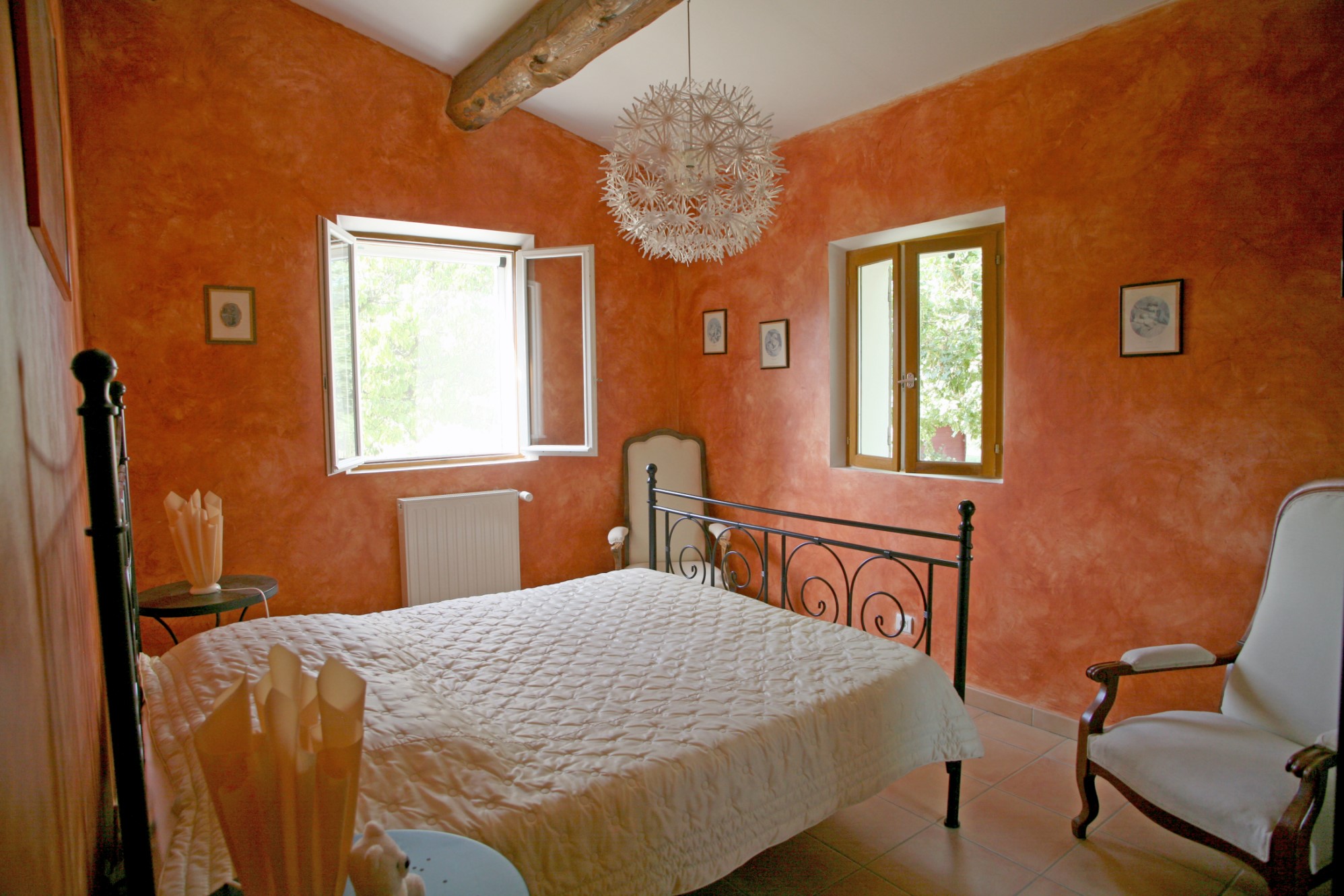 A vendre, en Luberon,  lumineuse maison de plain pied avec piscine et jardin 