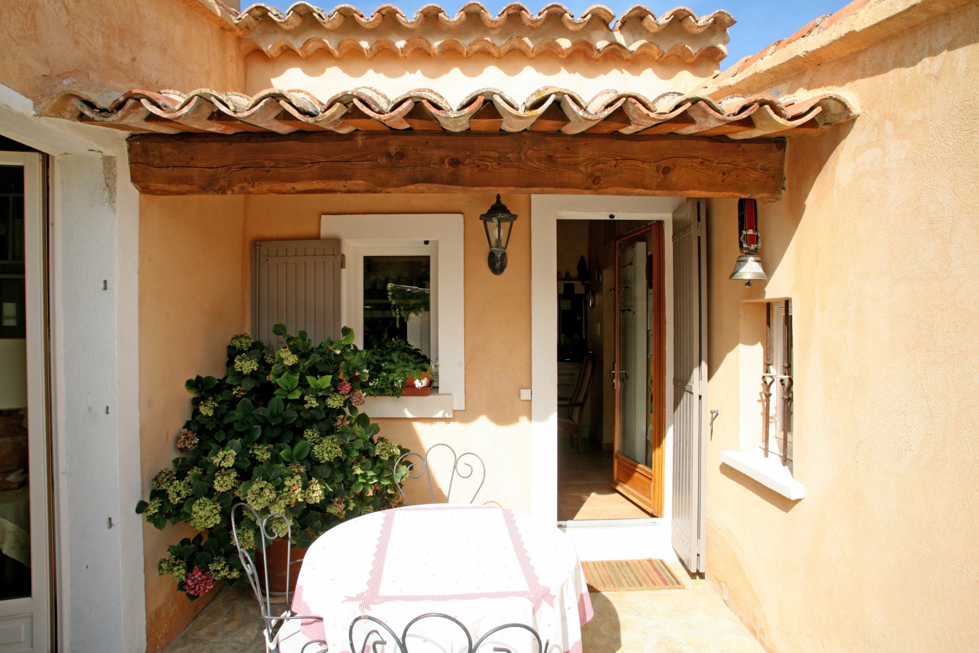 A vendre, en Luberon,  lumineuse maison de plain pied avec piscine et jardin 