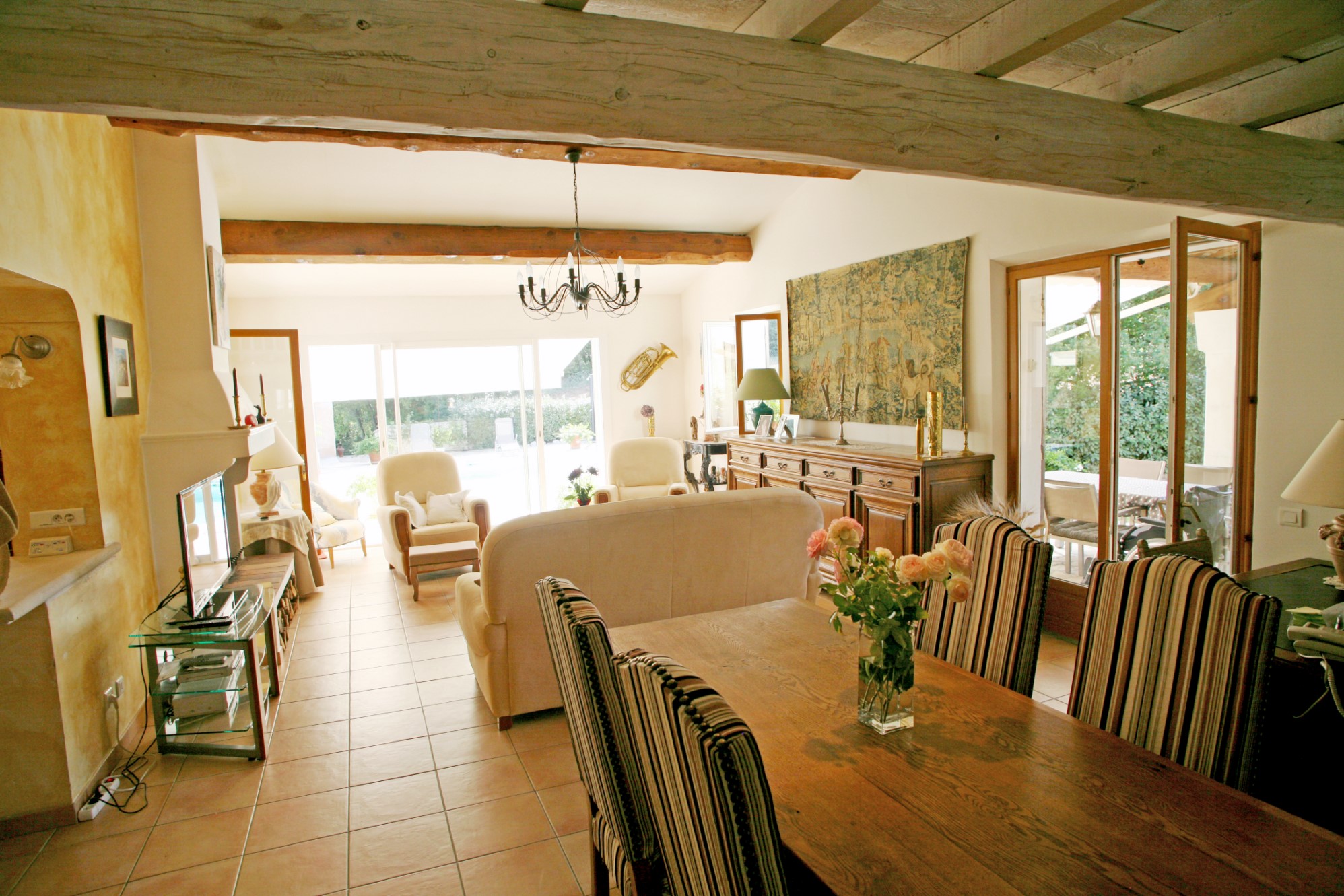 A vendre, en Luberon,  lumineuse maison de plain pied avec piscine et jardin 