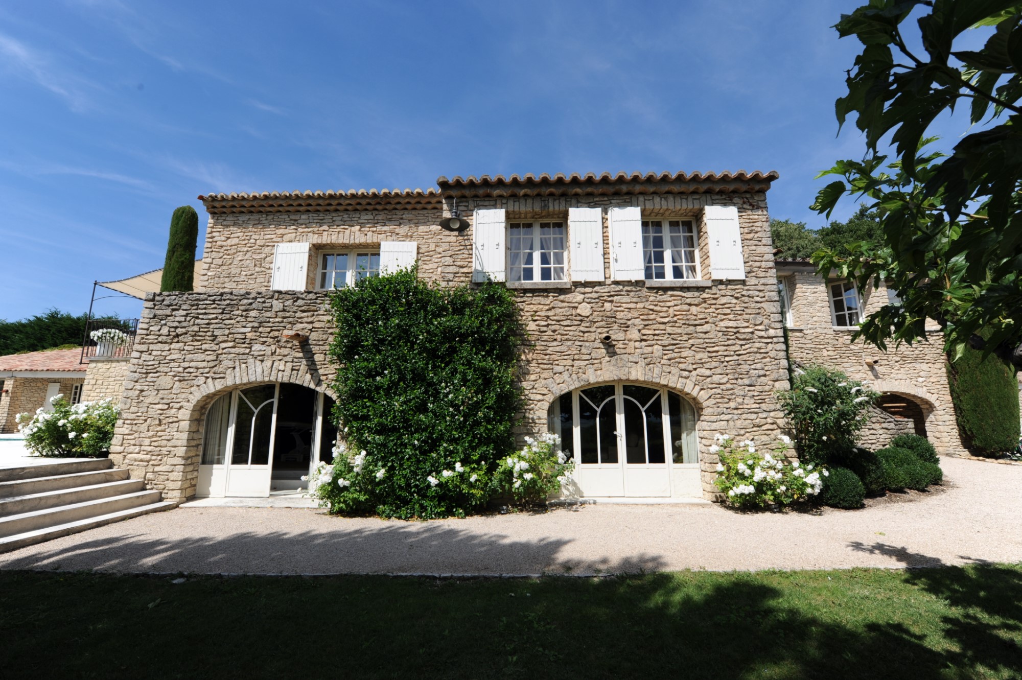 A Gordes, en vente,  propriété d'agrément avec parc paysager et piscine  