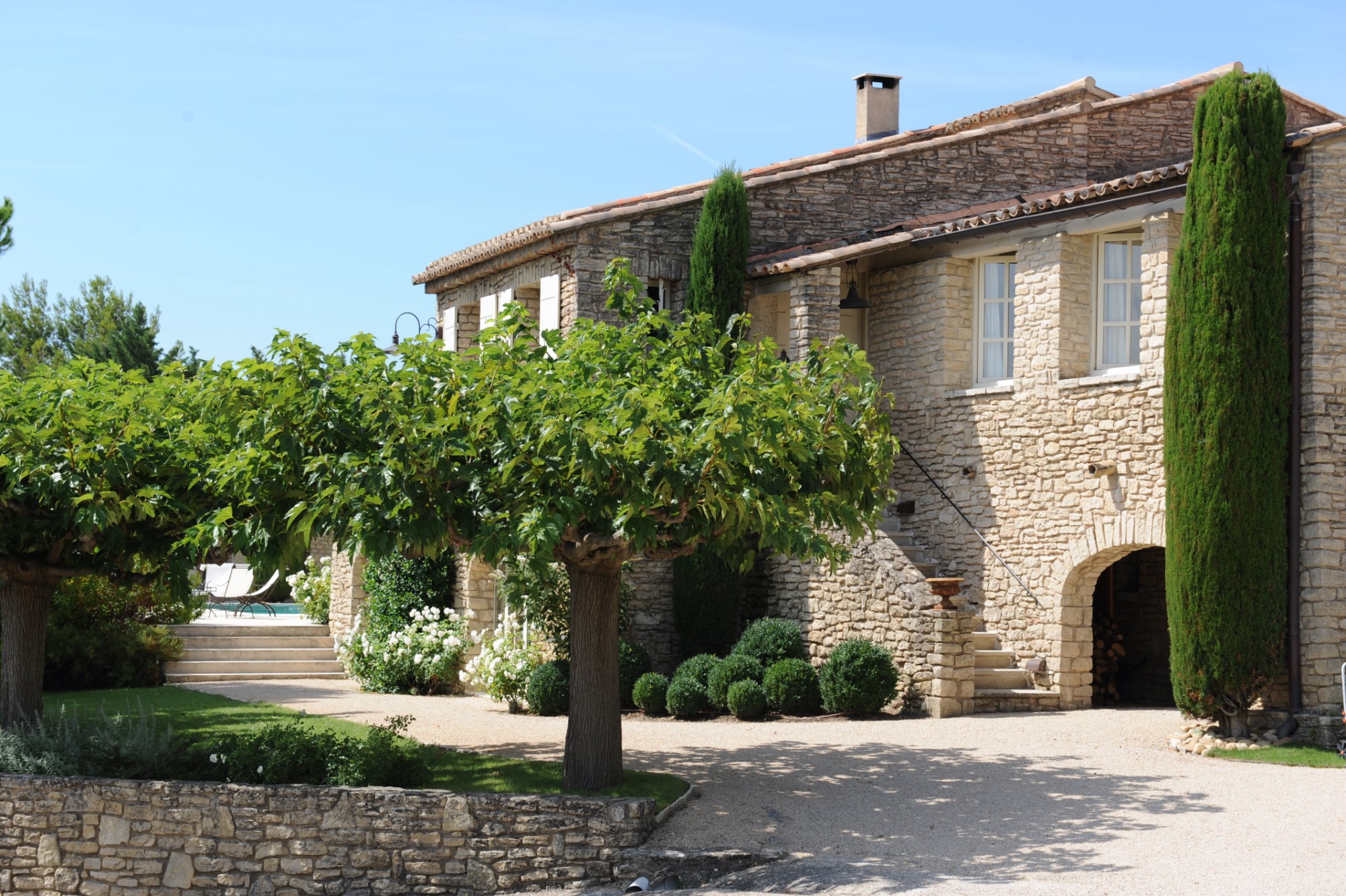 A Gordes, en vente,  propriété d'agrément avec parc paysager et piscine  