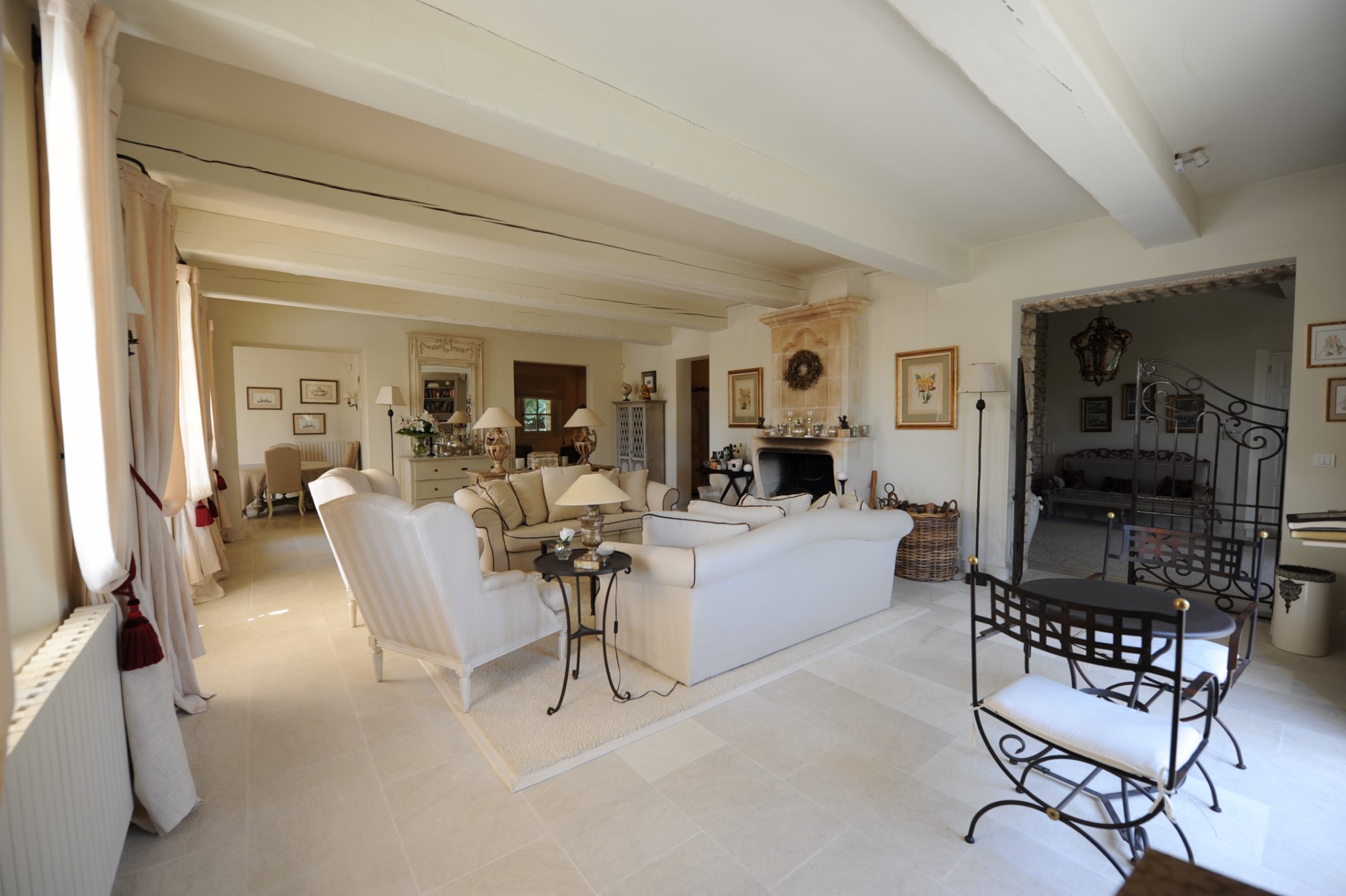 A Gordes, en vente,  propriété d'agrément avec parc paysager et piscine  