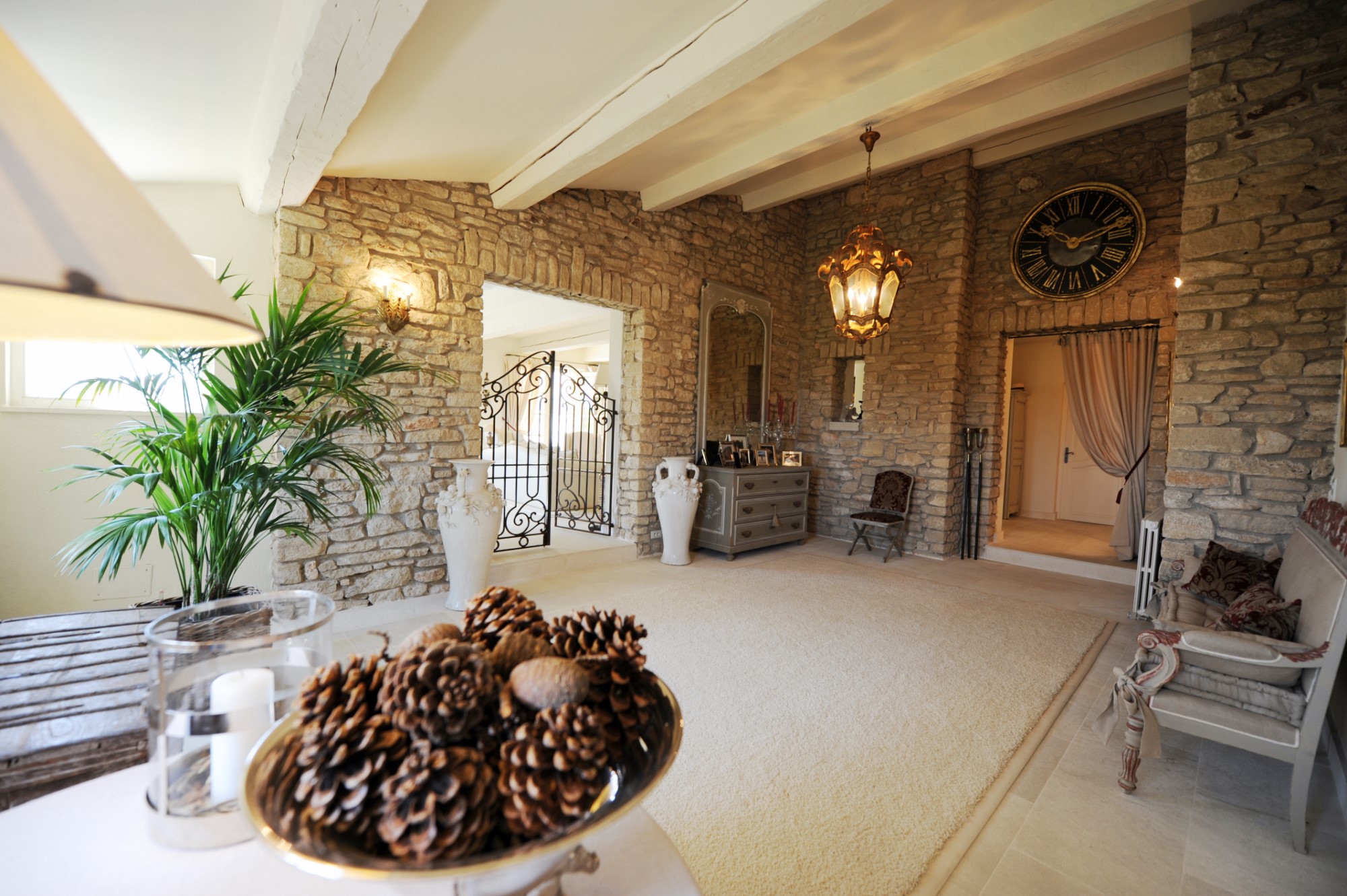 A Gordes, en vente,  propriété d'agrément avec parc paysager et piscine  