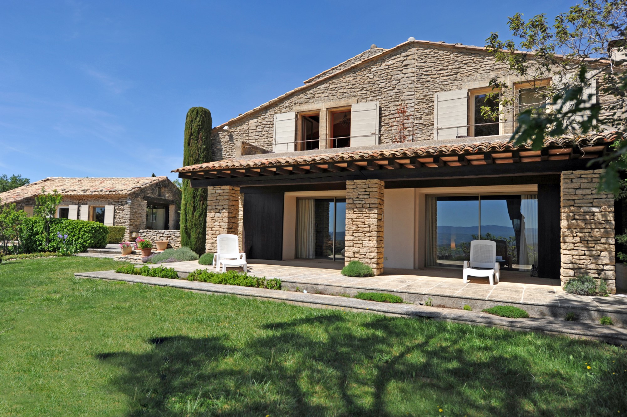 Bastide rénovée avec piscine et vues sublimes à vendre à Gordes    