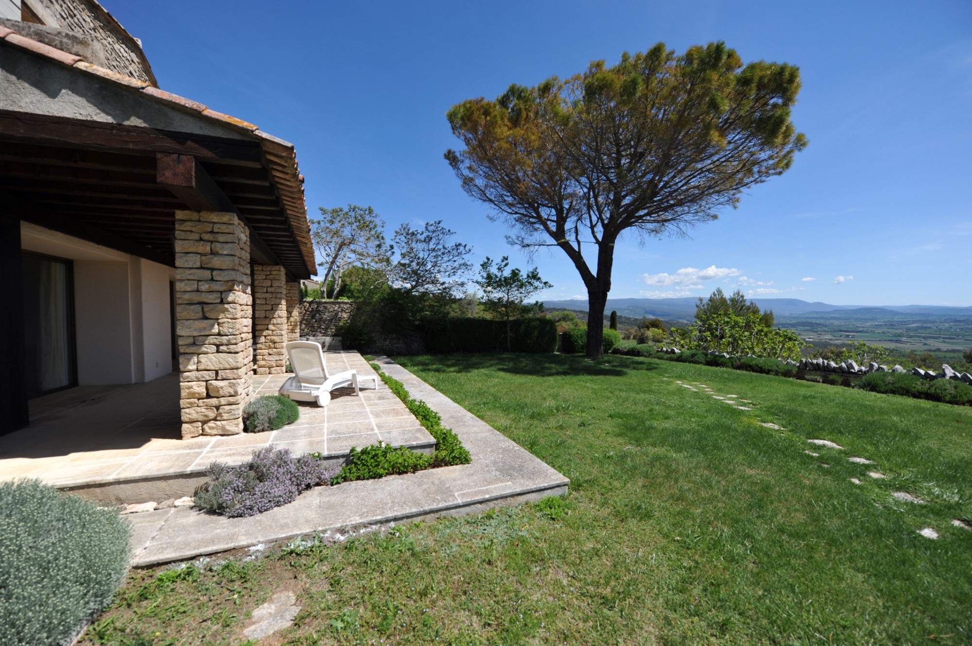 Bastide rénovée avec piscine et vues sublimes à vendre à Gordes    