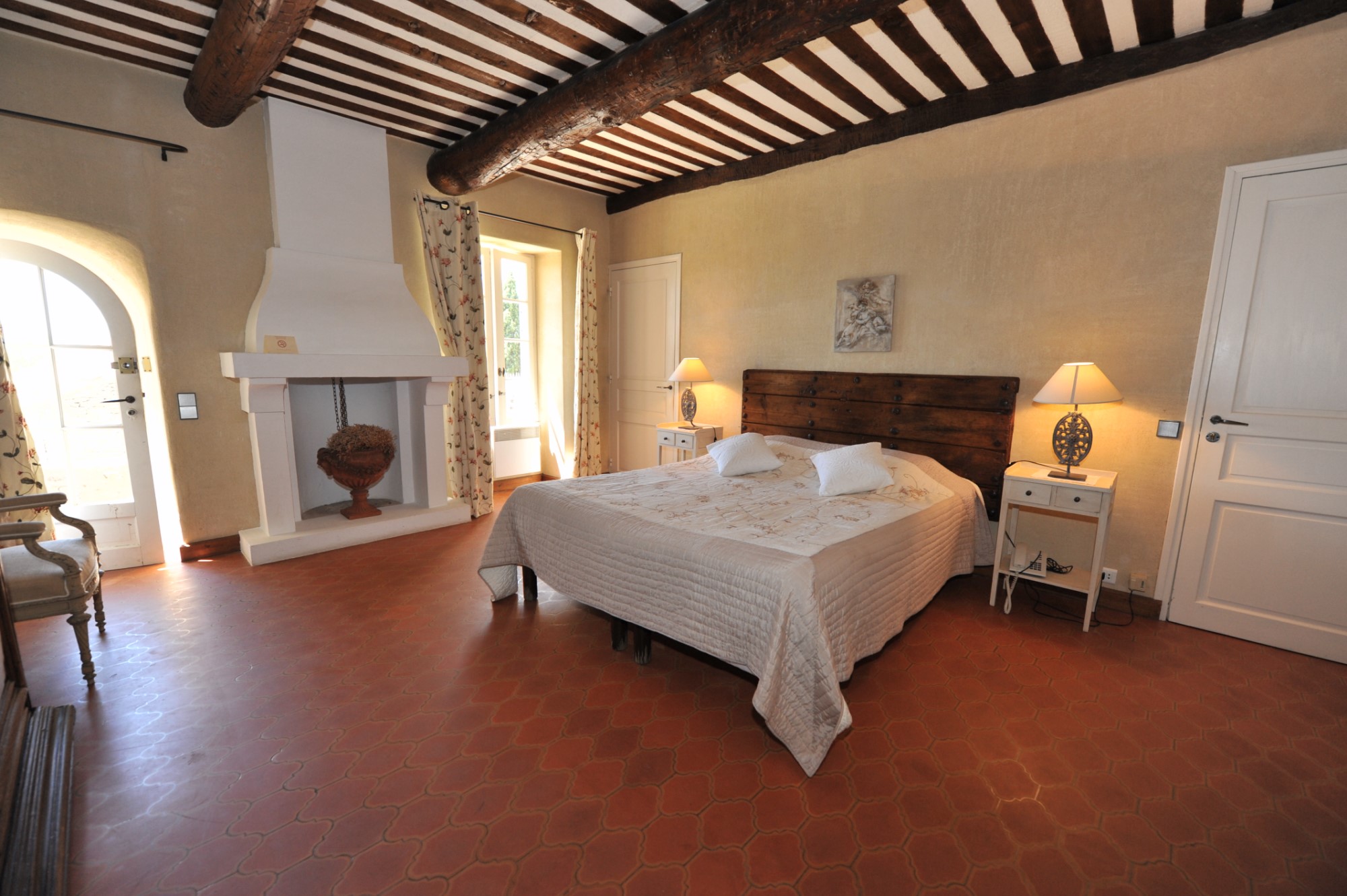 Bastide rénovée avec piscine et vues sublimes à vendre à Gordes    