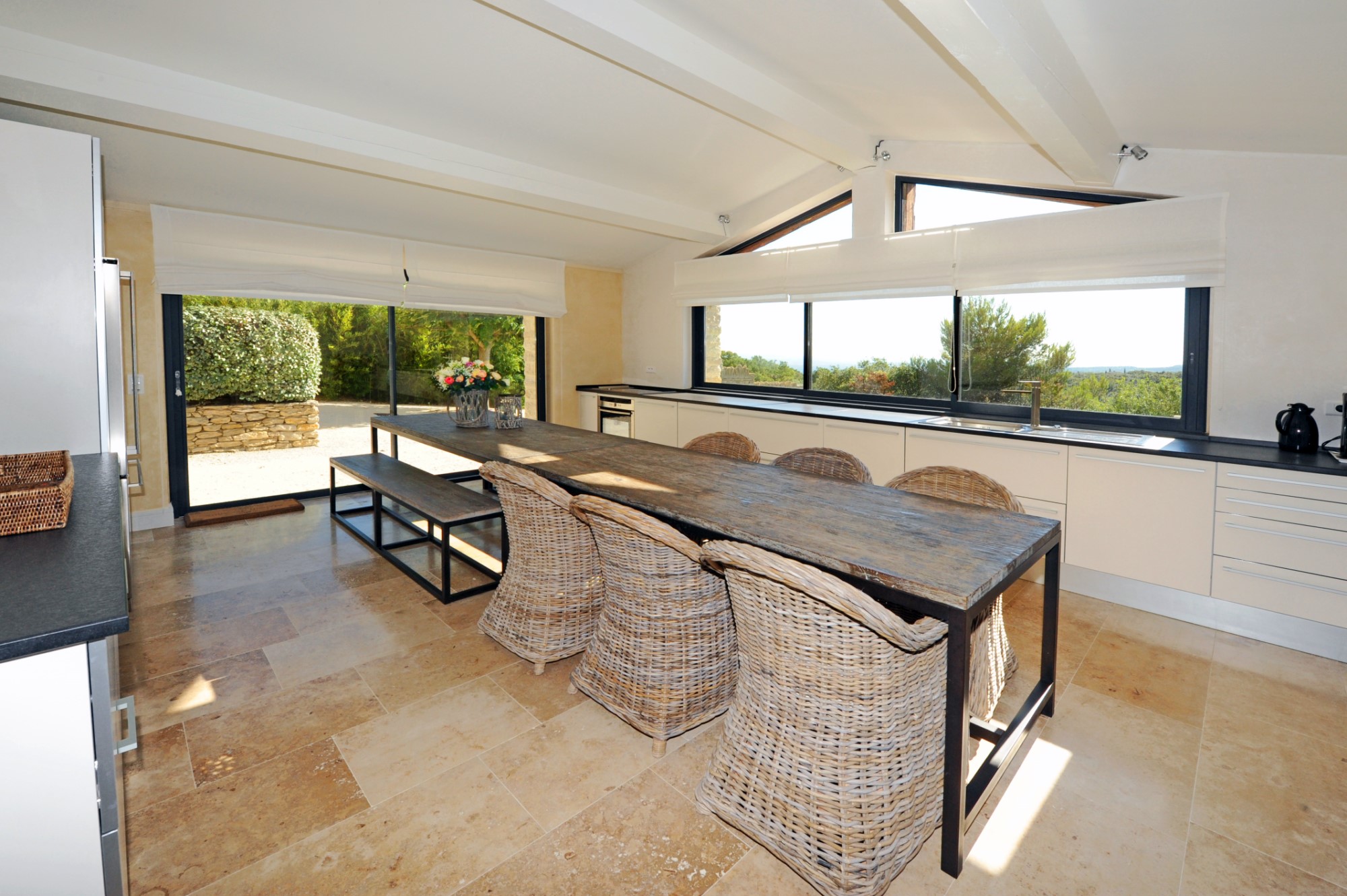 Agréable maison en pierres de plain-pied et rénovée avec vues à Gordes  