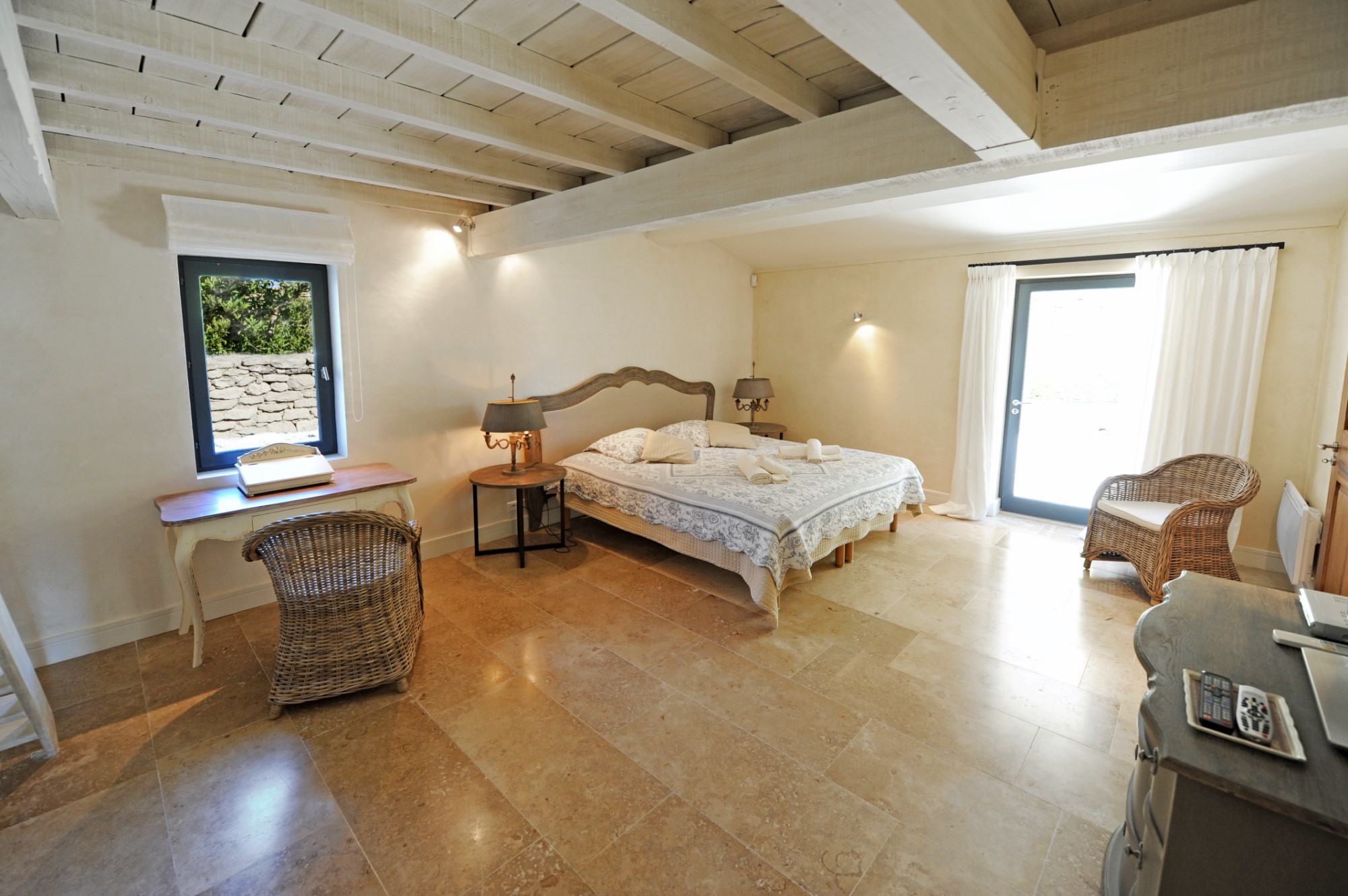 Agréable maison en pierres de plain-pied et rénovée avec vues à Gordes  