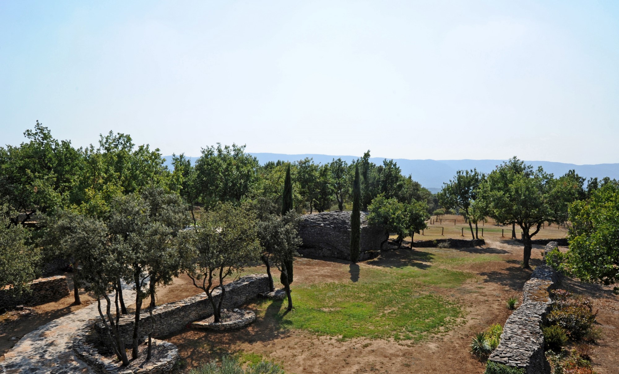 Luberon, en vente,  propriété en pierres avec vues  sur presque 3 hectares