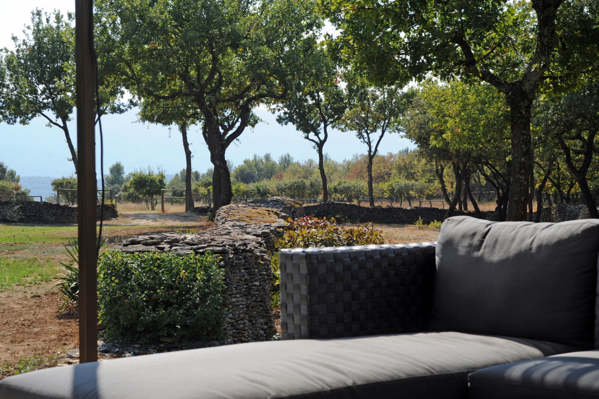 Luberon, en vente,  propriété en pierres avec vues  sur presque 3 hectares