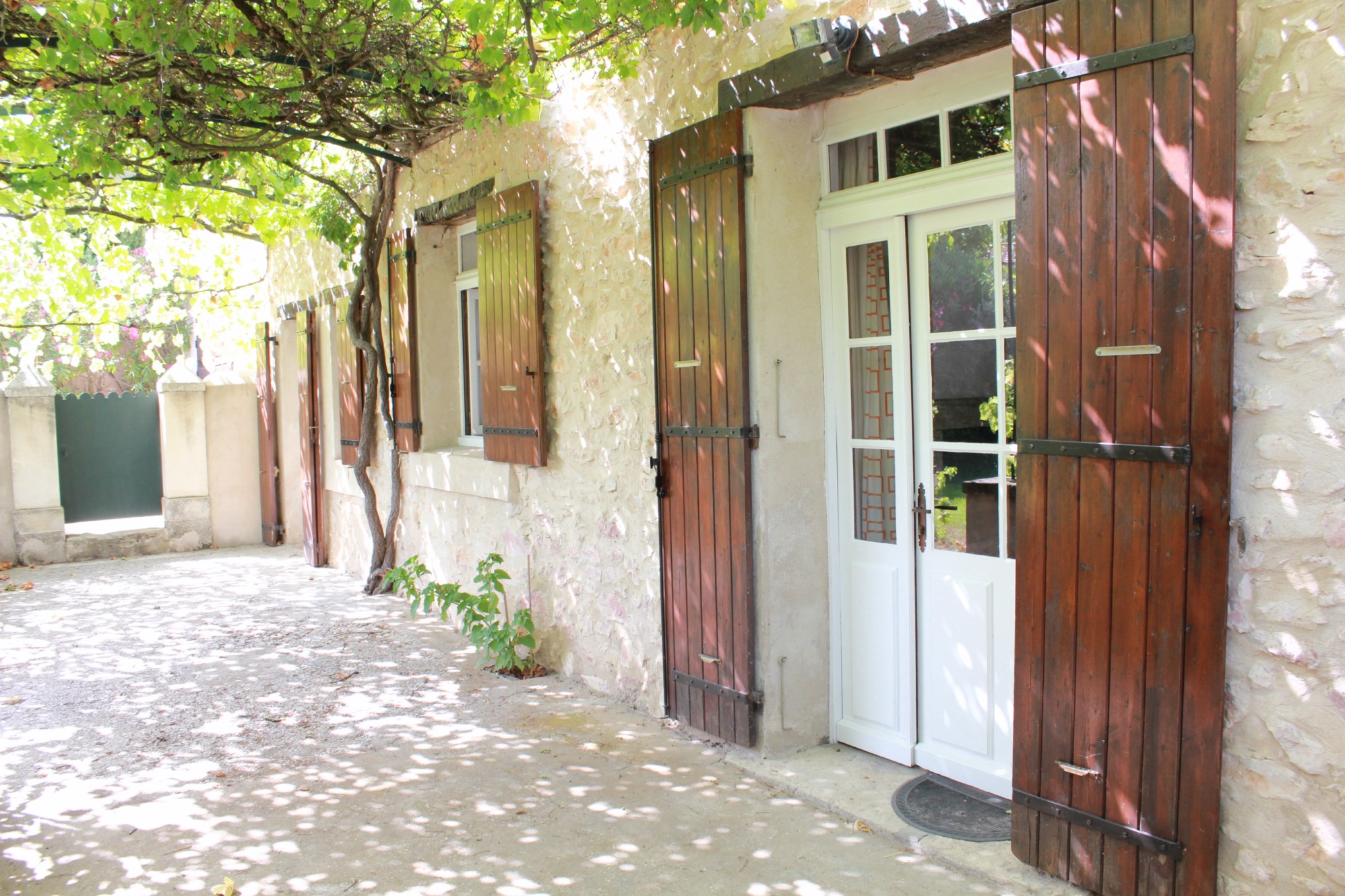 A vendre au coeur du Luberon, maison de hameau avec beau jardin   