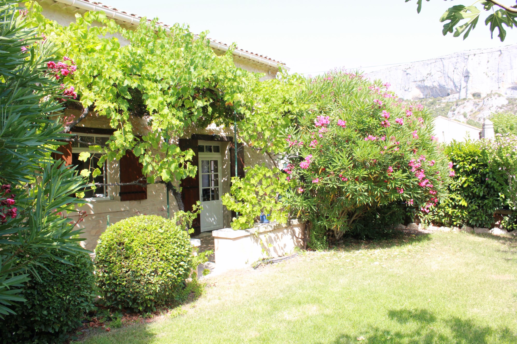 A vendre au coeur du Luberon, maison de hameau avec beau jardin   