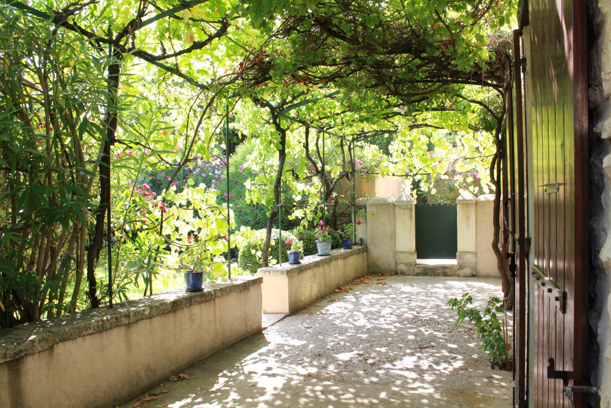 A vendre au coeur du Luberon, maison de hameau avec beau jardin   