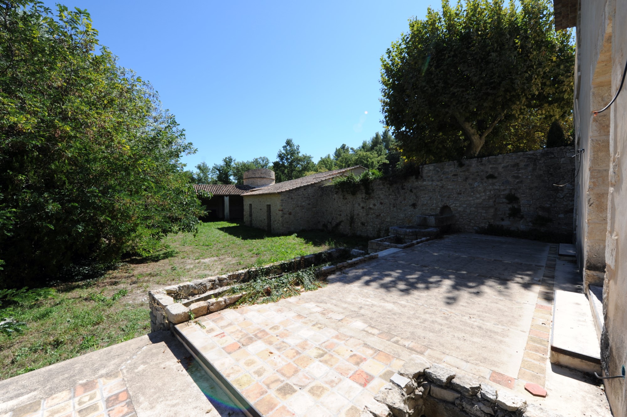 Propriété à terminer de rénover   à vendre dans le Luberon