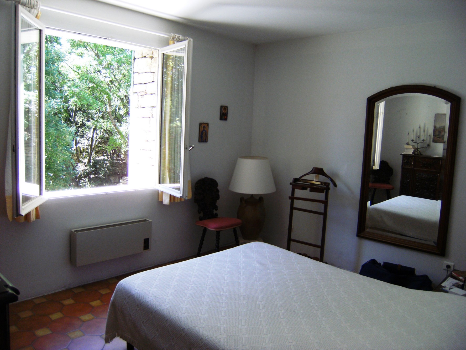 Pres de Gordes, en vente,  maison en pierres avec terrasses, parc et piscine  