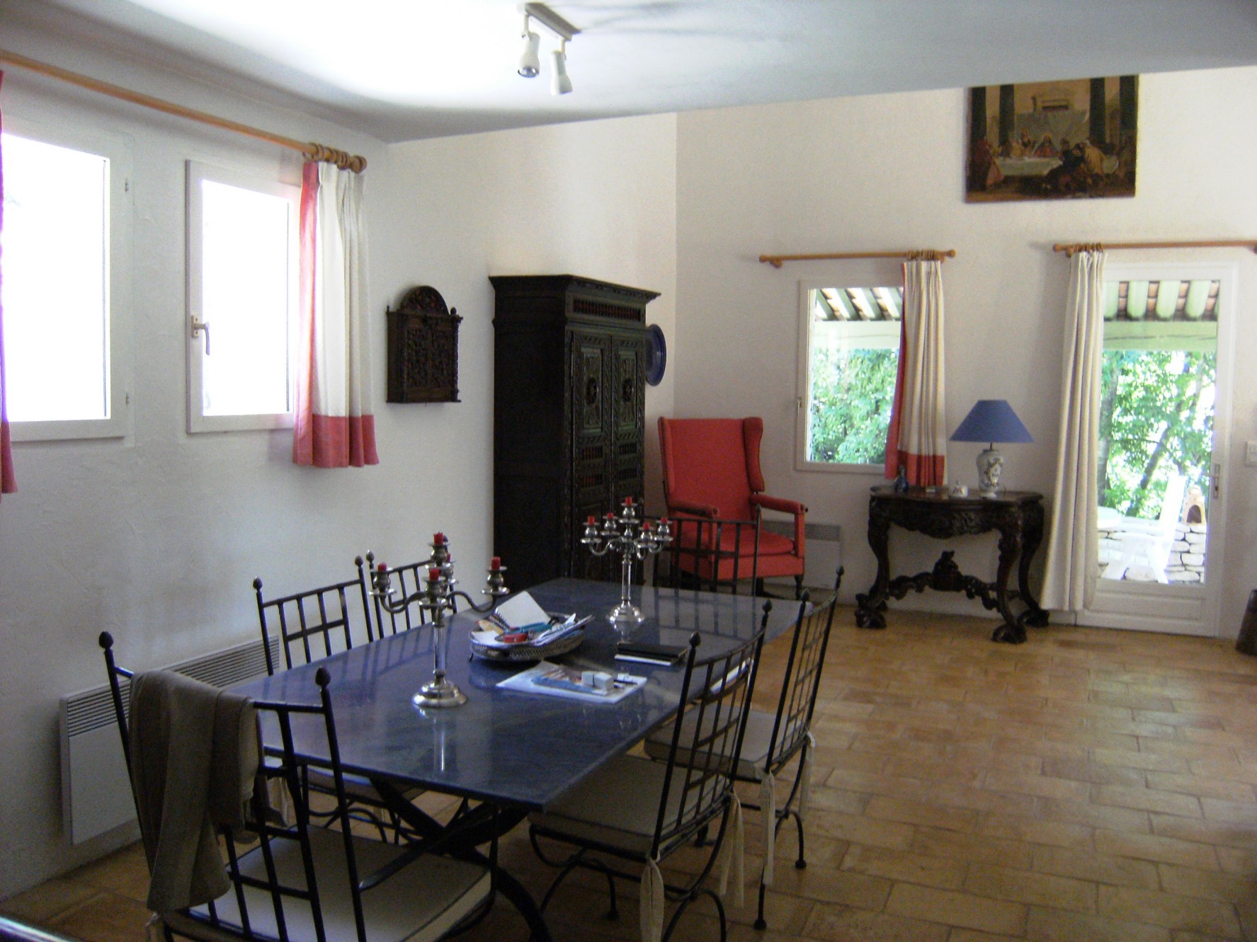 Pres de Gordes, en vente,  maison en pierres avec terrasses, parc et piscine  