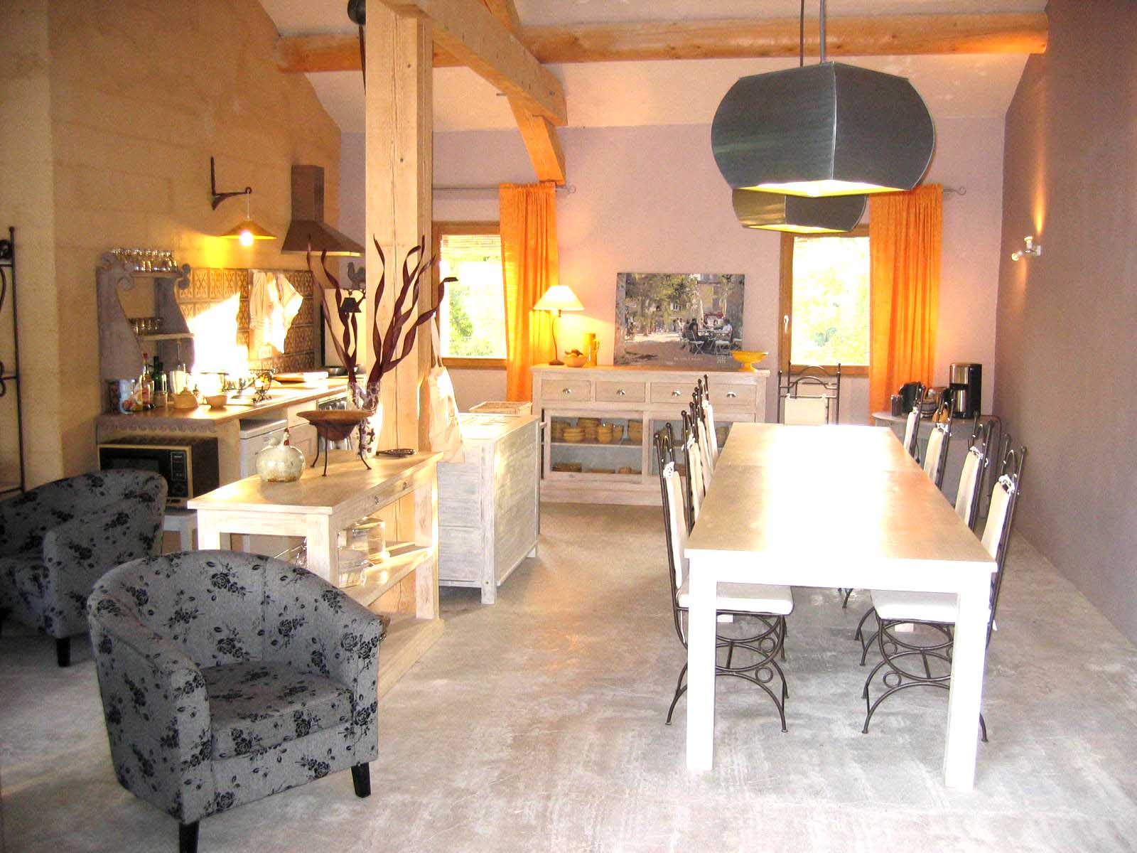 A vendre en Luberon, maison d'hôtes en pierres avec piscine et annexes   