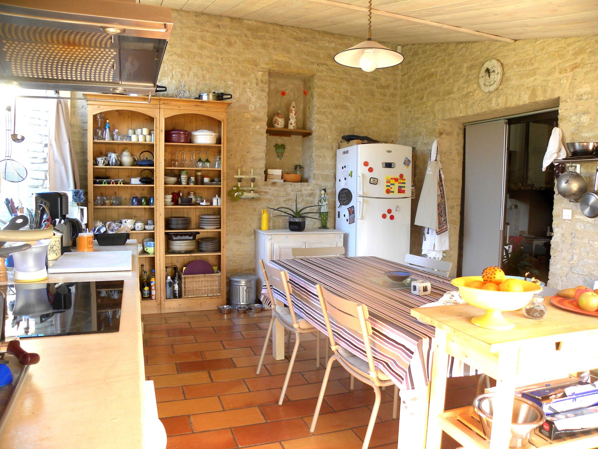 A vendre en Luberon, maison d'hôtes en pierres avec piscine et annexes   