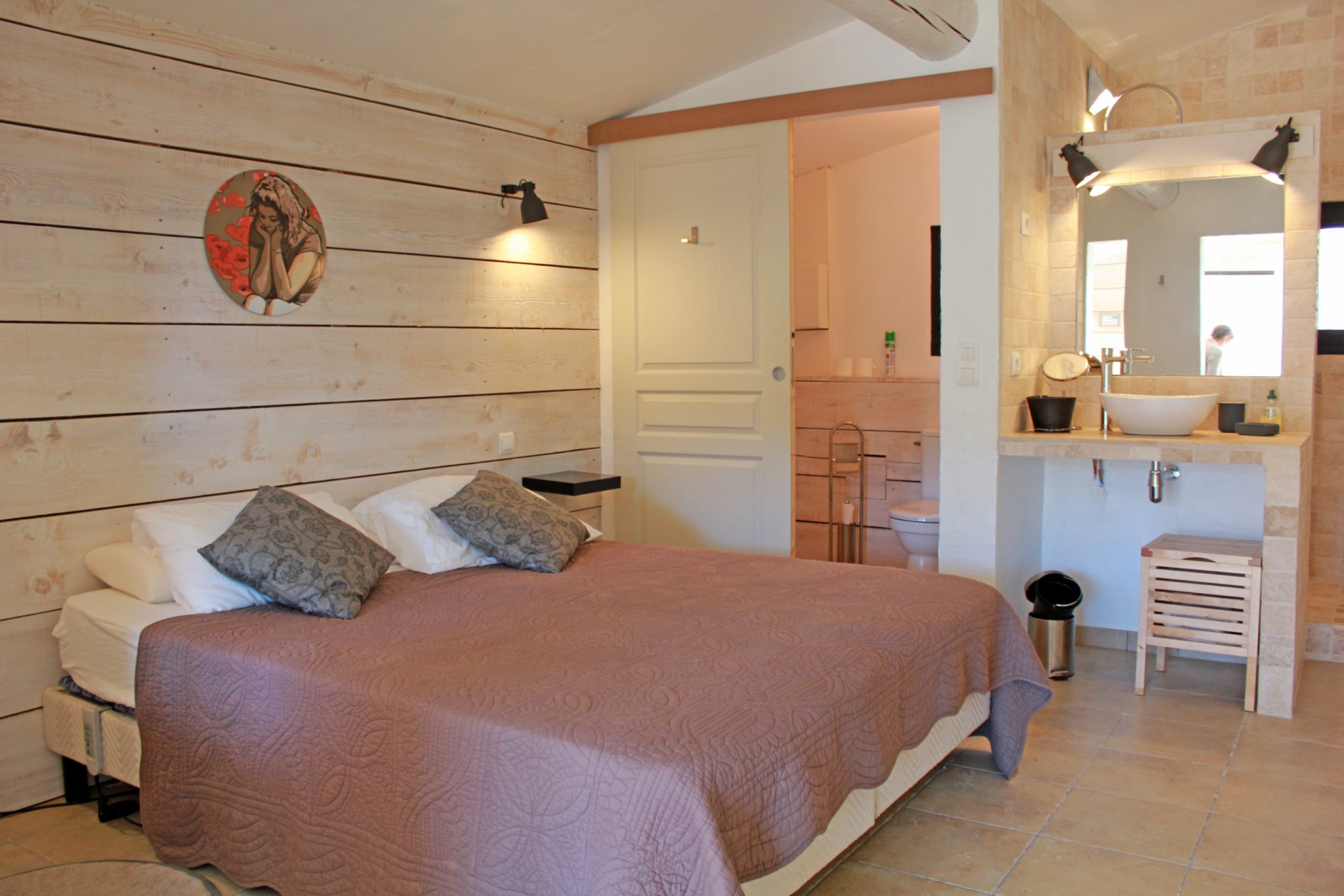A vendre en Luberon, maison d'hôtes en pierres avec piscine et annexes   