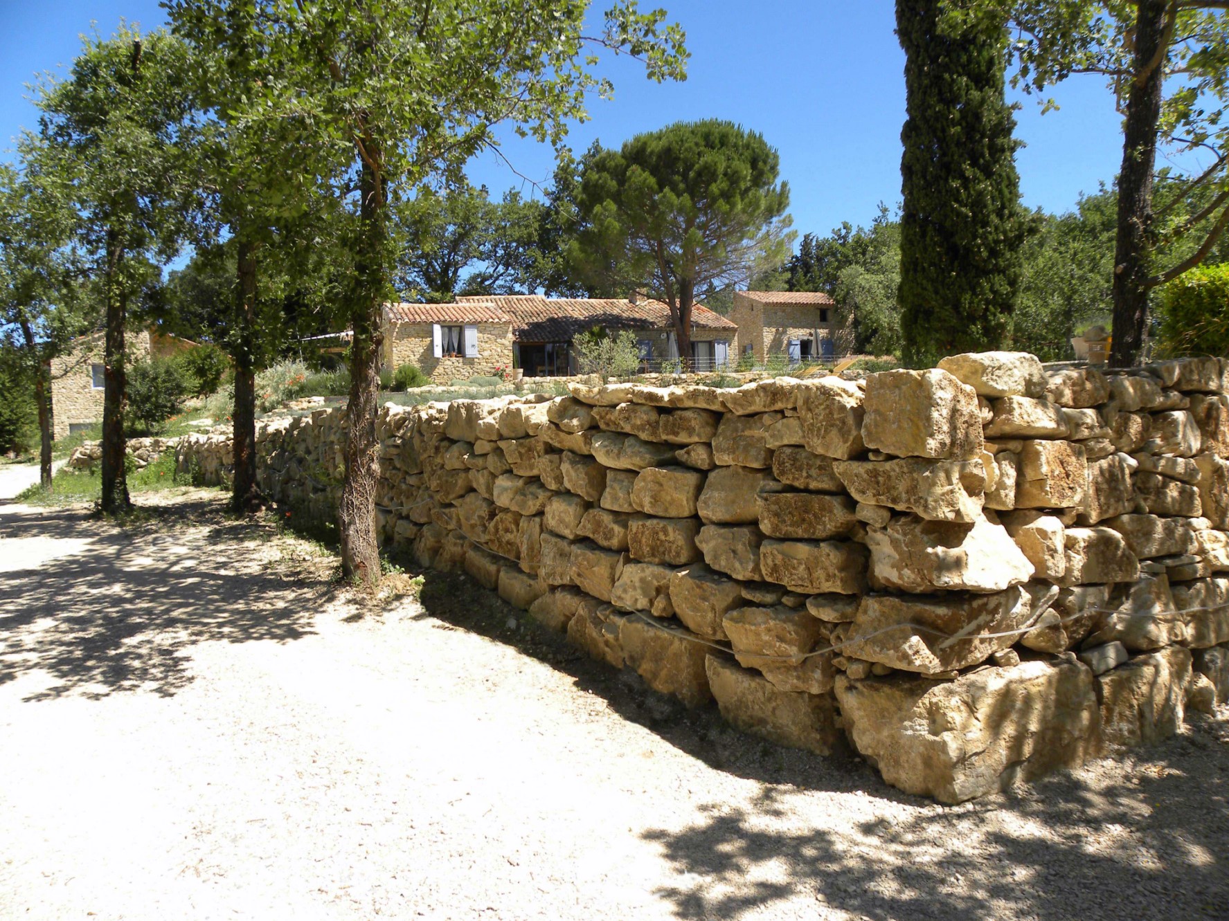 A vendre en Luberon, maison d'hôtes en pierres avec piscine et annexes   