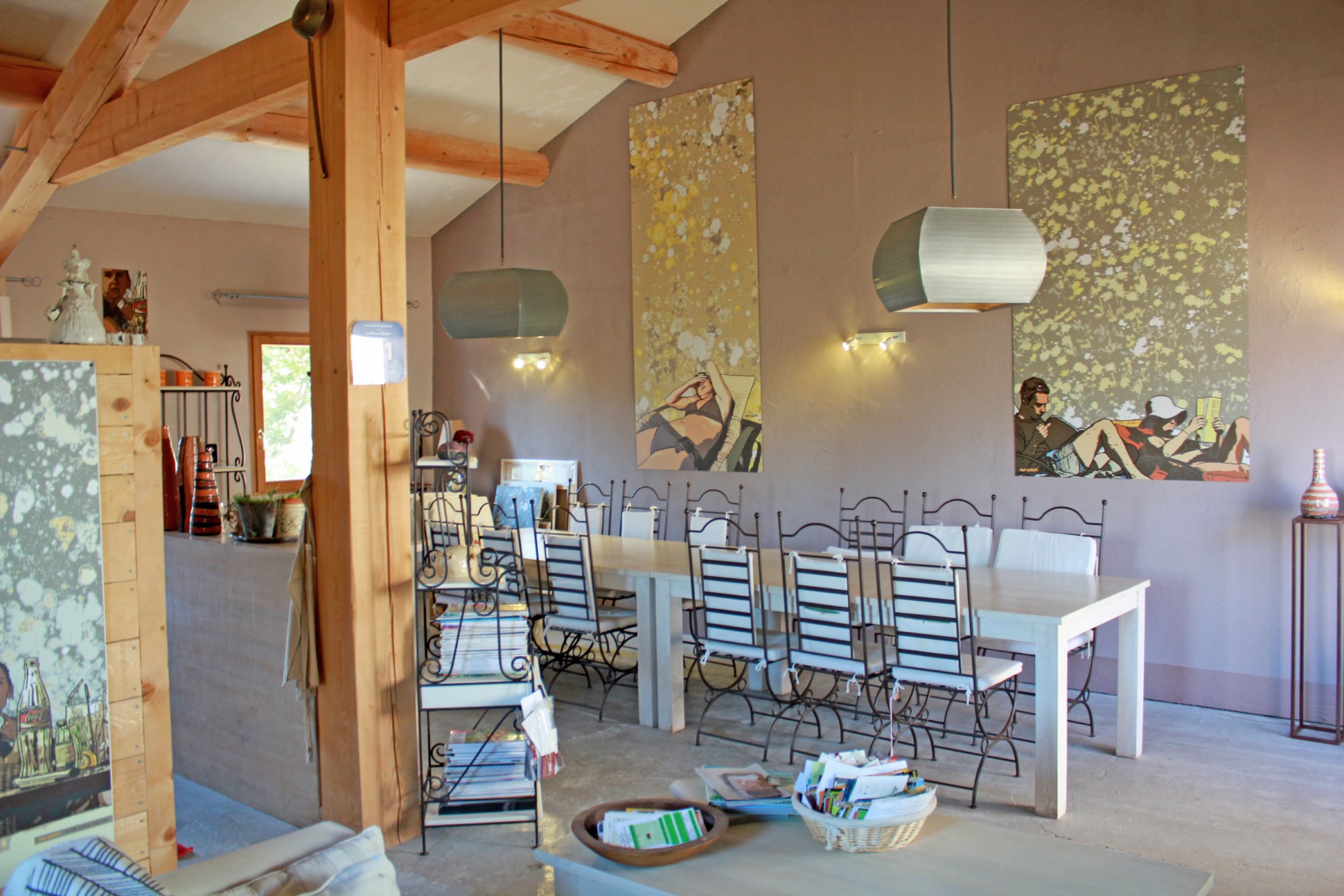 A vendre en Luberon, maison d'hôtes en pierres avec piscine et annexes   