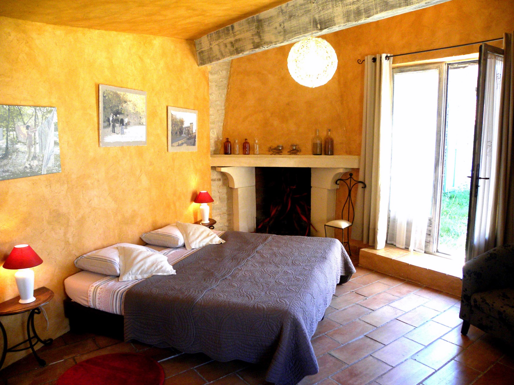 A vendre en Luberon, maison d'hôtes en pierres avec piscine et annexes   