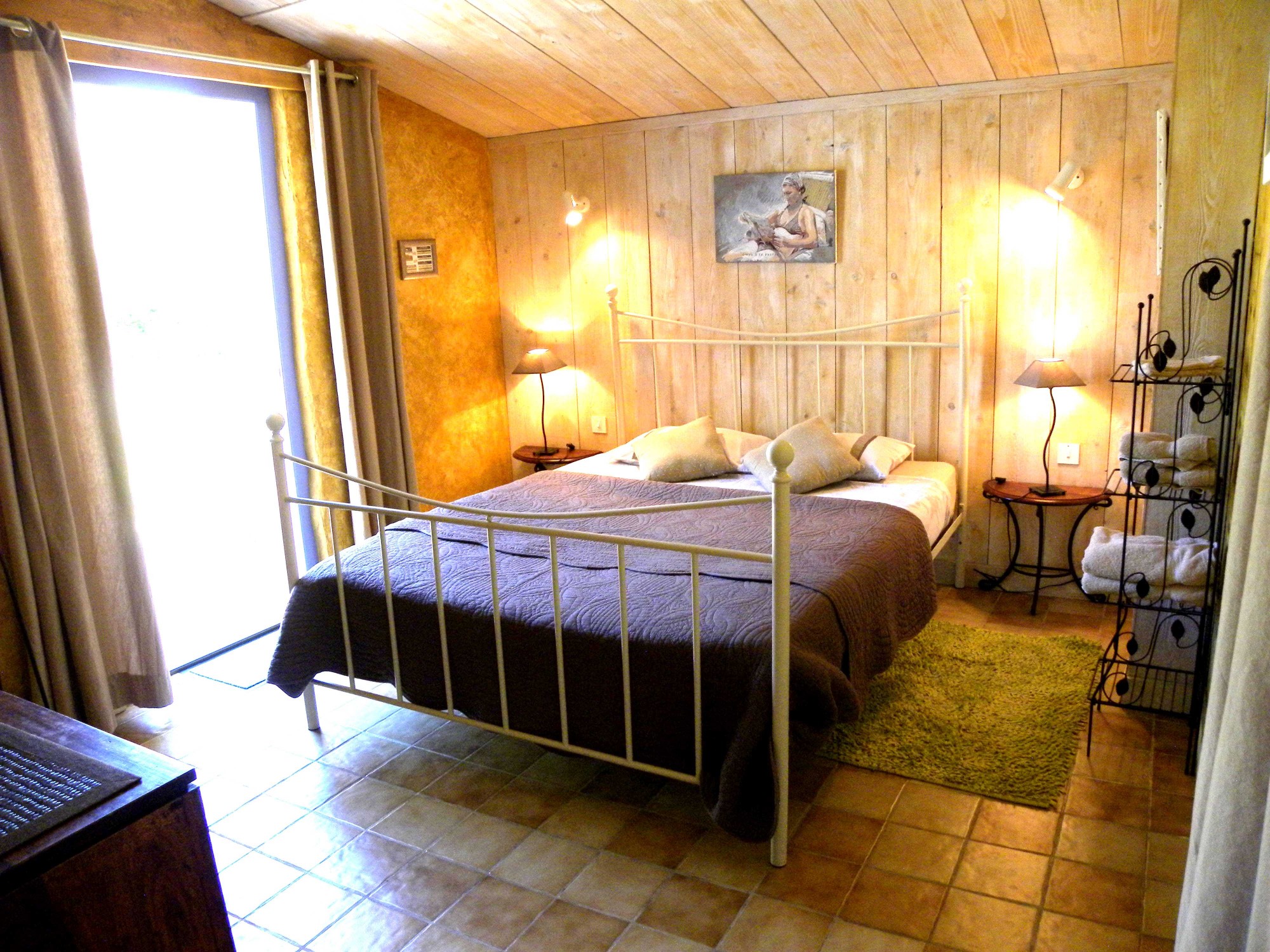 A vendre en Luberon, maison d'hôtes en pierres avec piscine et annexes   