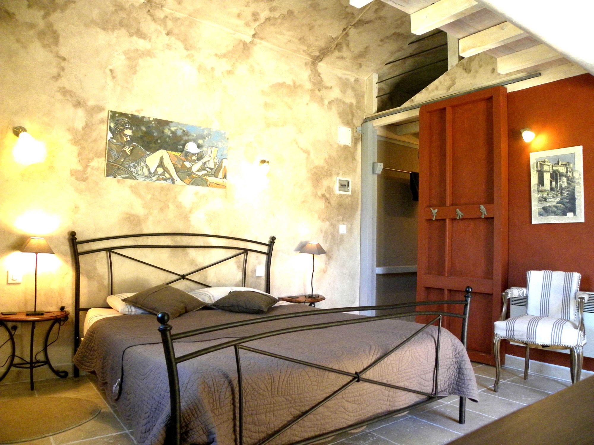 A vendre en Luberon, maison d'hôtes en pierres avec piscine et annexes   